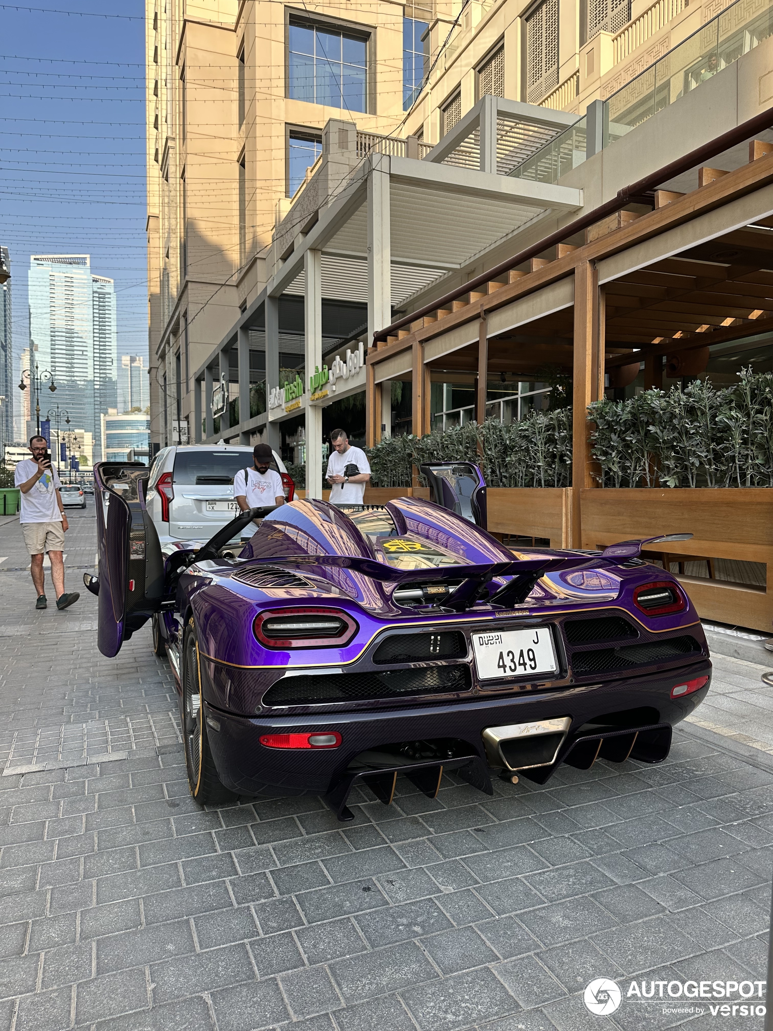 Ein weiteres violettes Supersportwagen taucht auf, diesmal in Dubai.