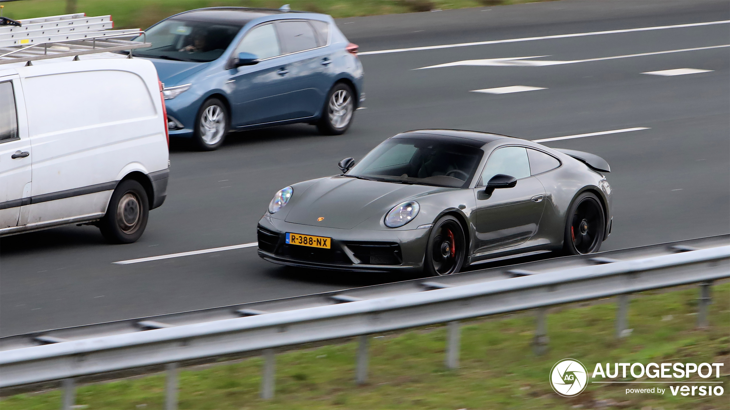 Porsche 992 Carrera 4 GTS