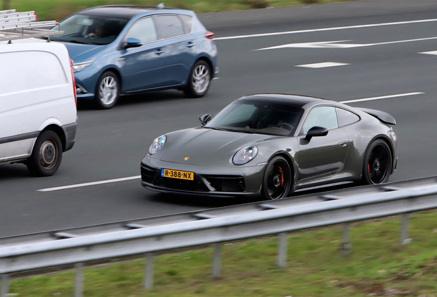 Porsche 992 Carrera 4 GTS