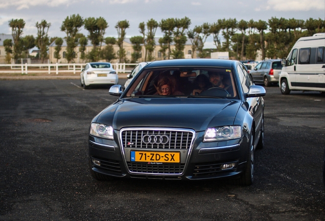 Audi S8 D3