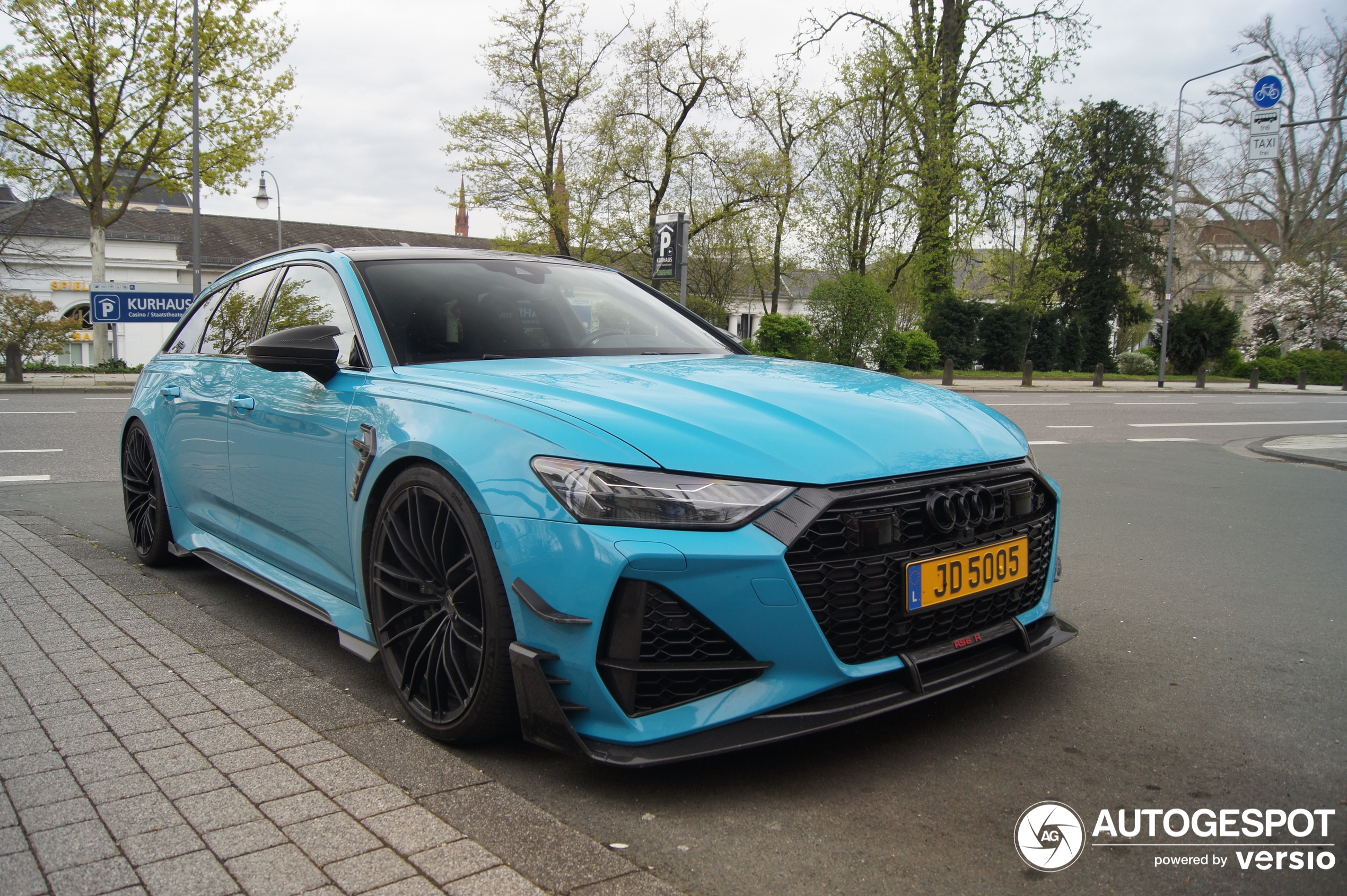 Ein Audi ABT RS6-R Avant C8 erstrahlt in voller Pracht in Wiesbaden.