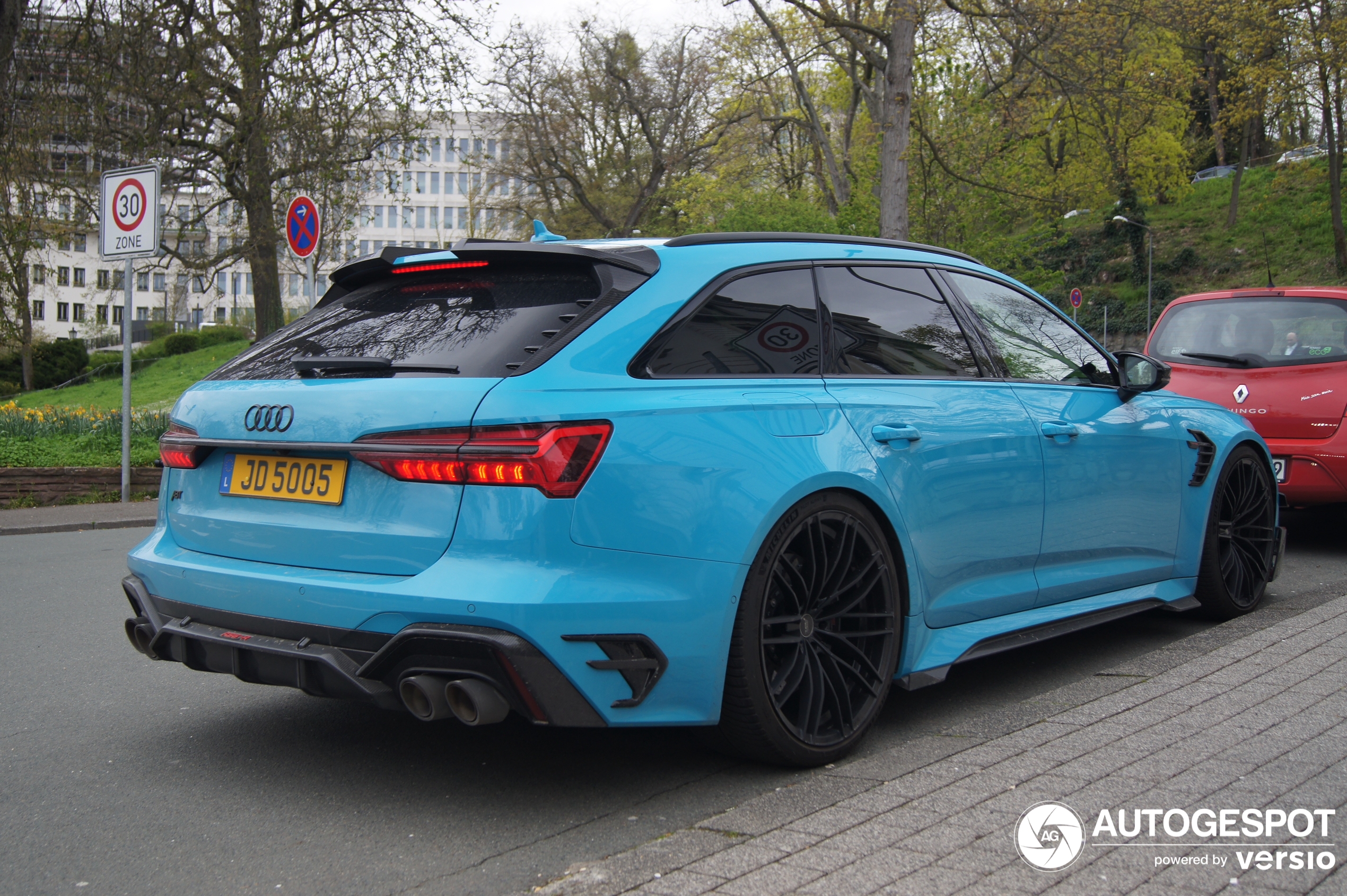 Ein Audi ABT RS6-R Avant C8 erstrahlt in voller Pracht in Wiesbaden.