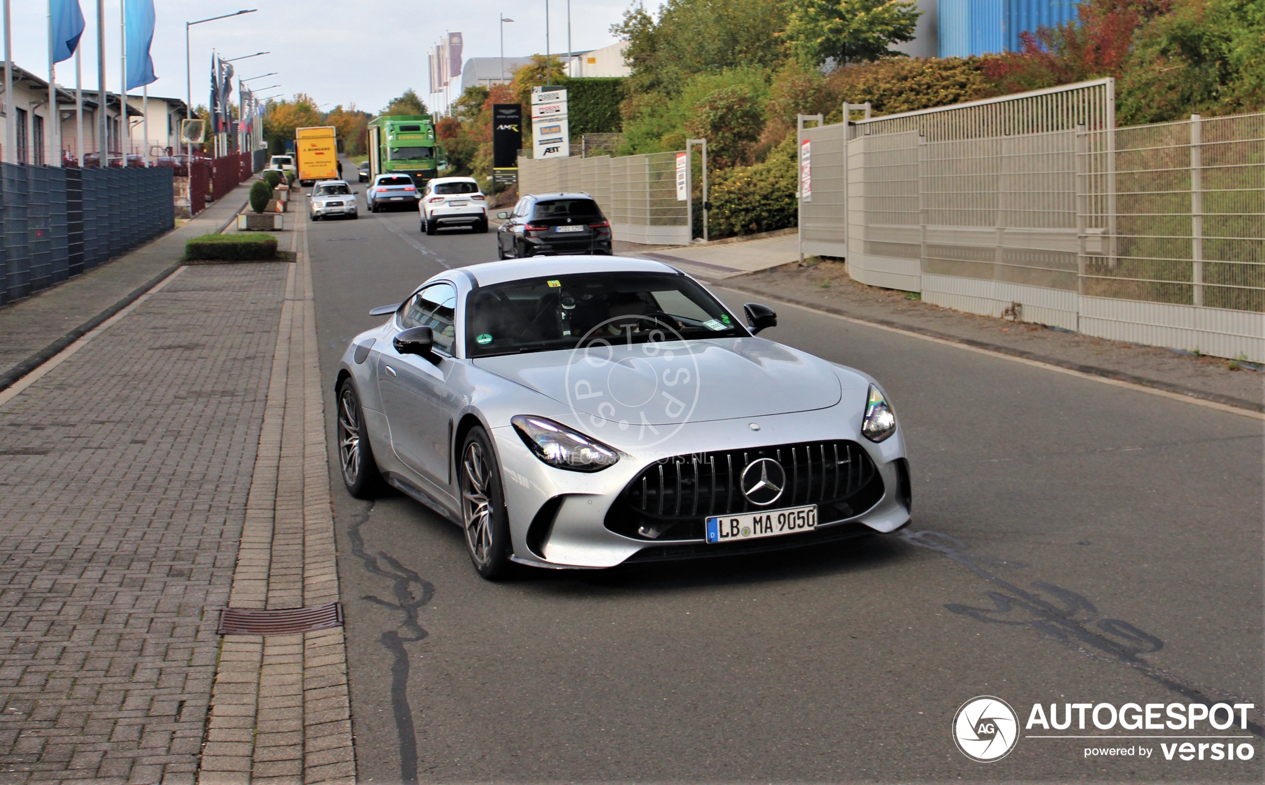 Hier zien we de Mercedes-AMG GT 63 met weinig camouflage