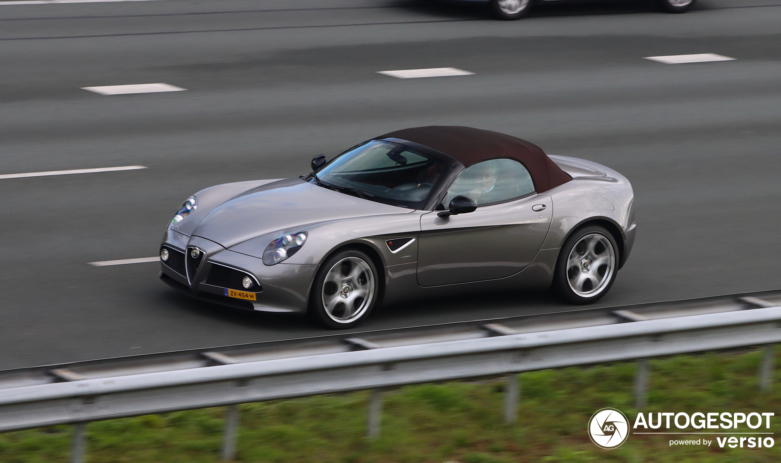 Ein atemberaubender Alfa Romeo 8C Spyder wird auf der Autobahn gesehen