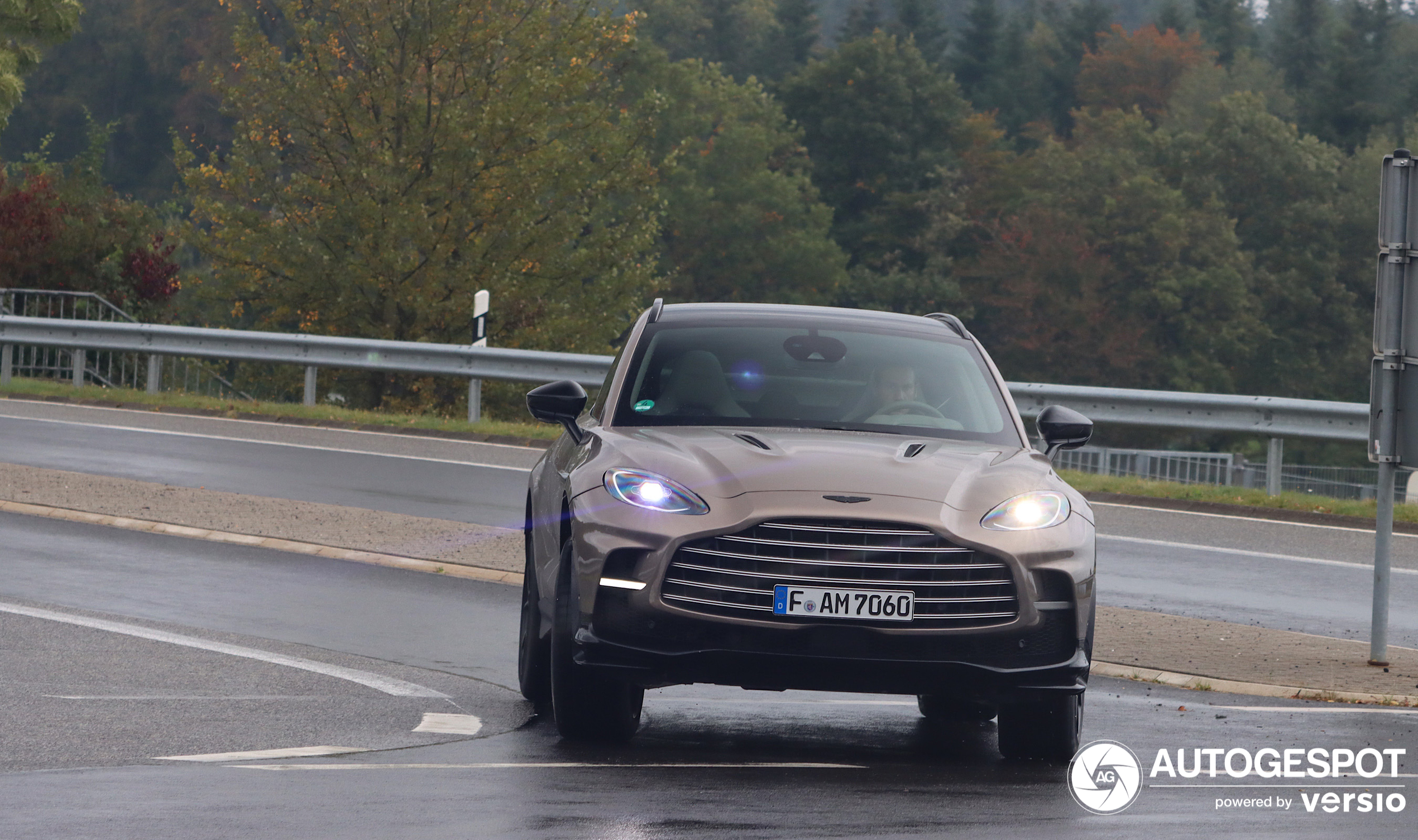 Aston Martin DBX707