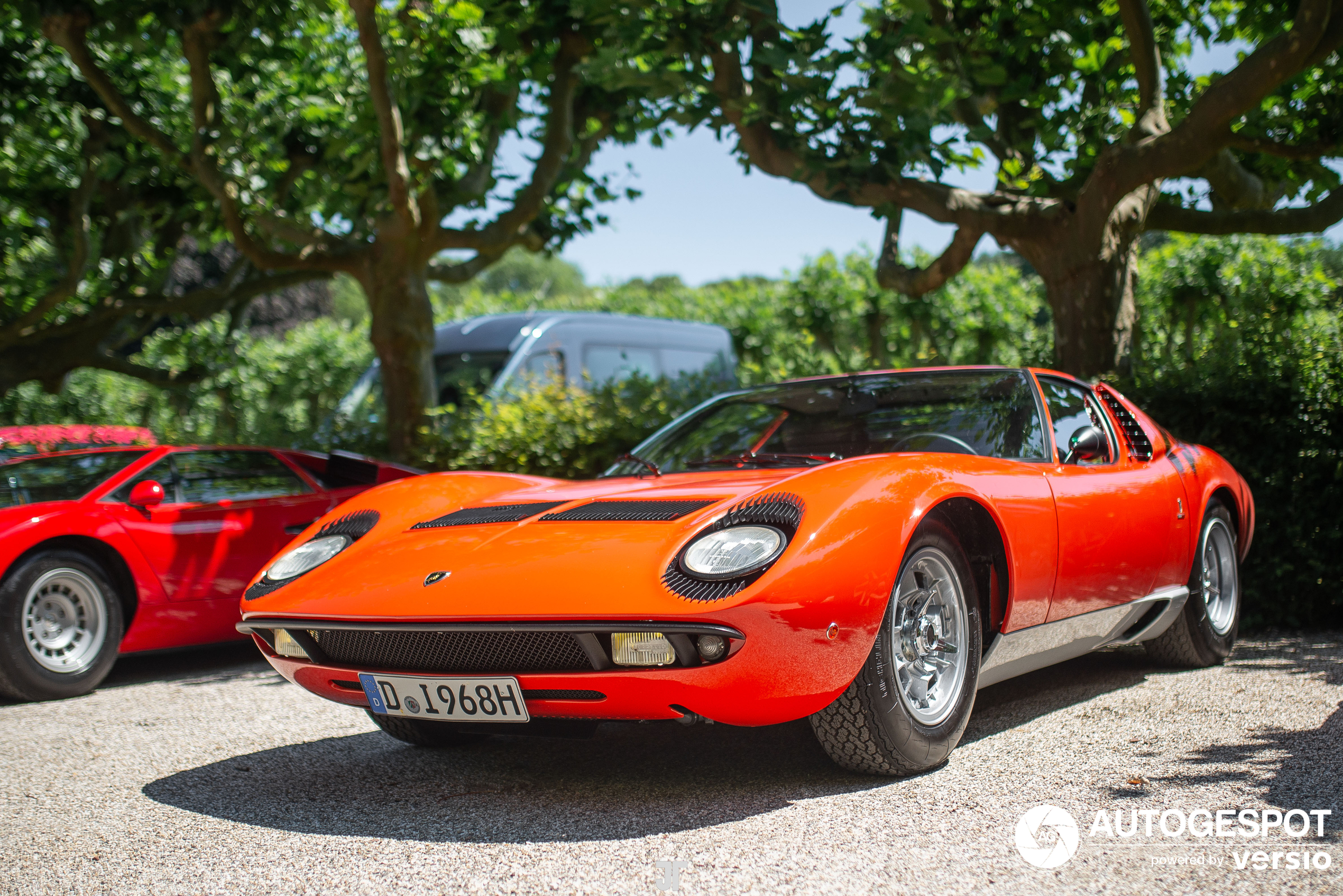 This Miura appears to come straight out of the movie "The Italian Job."