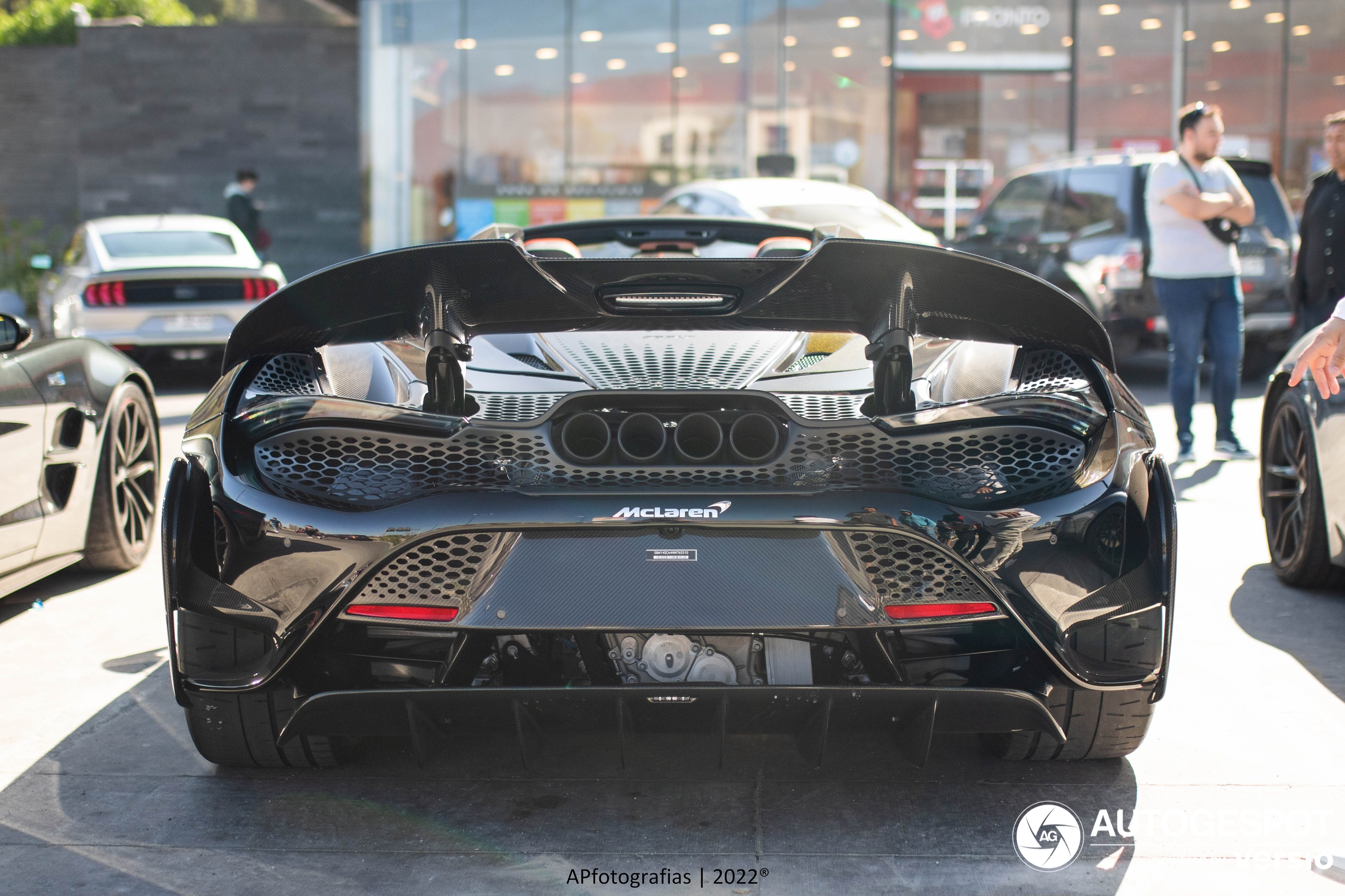 Dieser McLaren 765LT Spider ist alles andere als schwarz