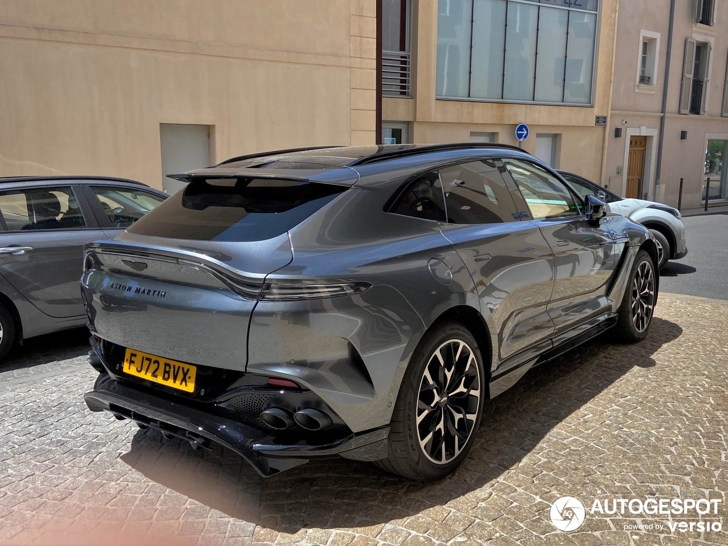 Aston Martin DBX707