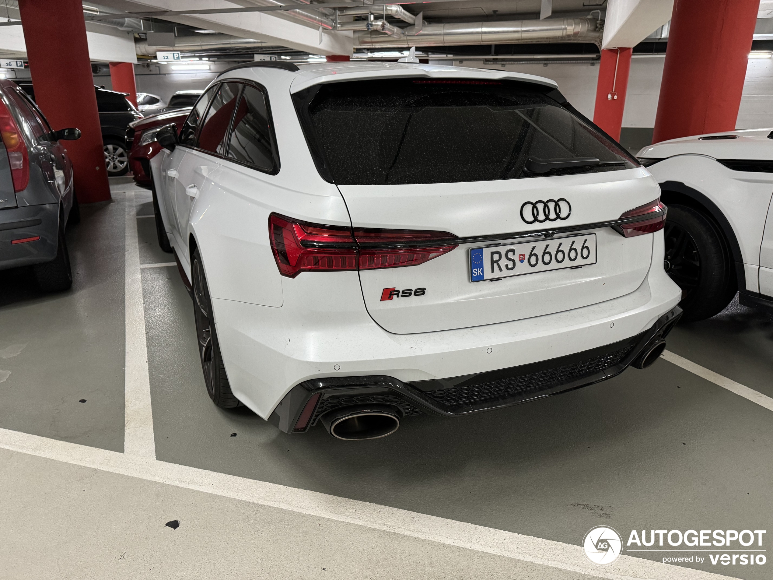 Audi eigenaar uit Slowakije laat graag zien welk model het is.