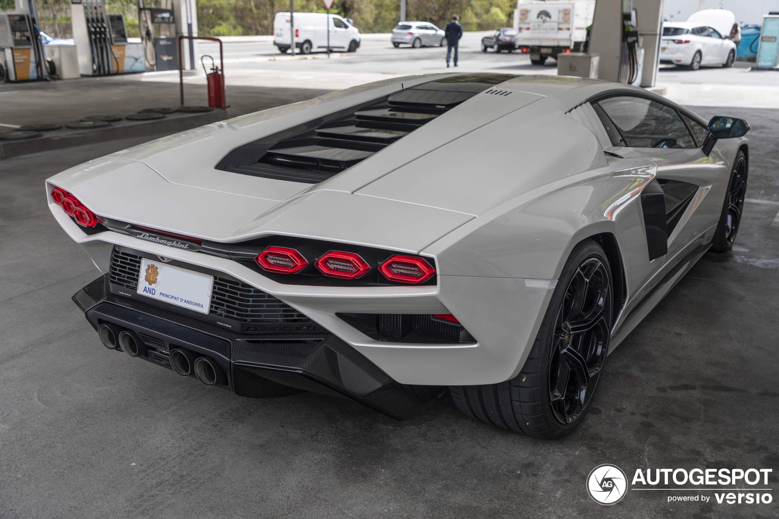 A white Countach emerges in La Margineda.