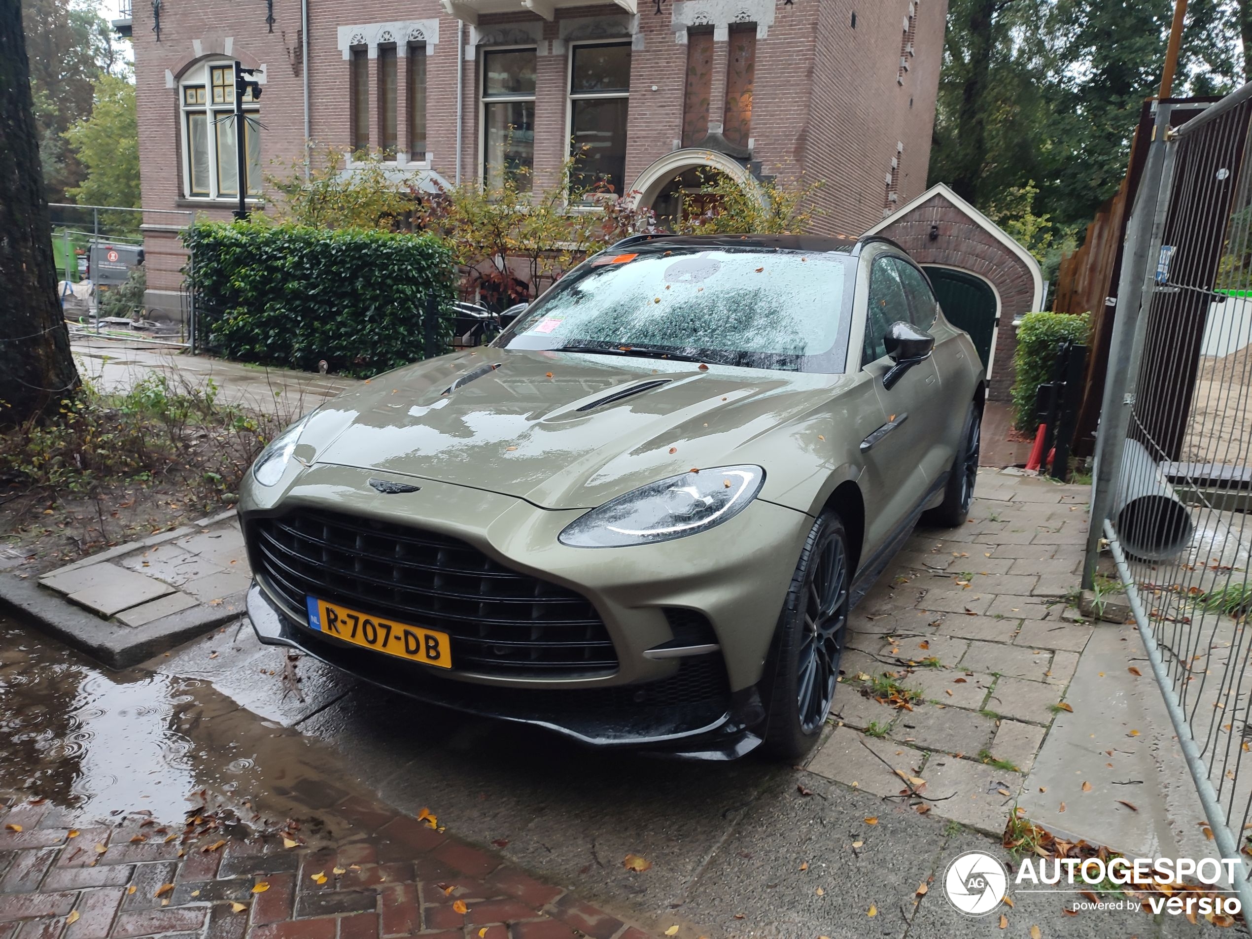 Aston Martin DBX707