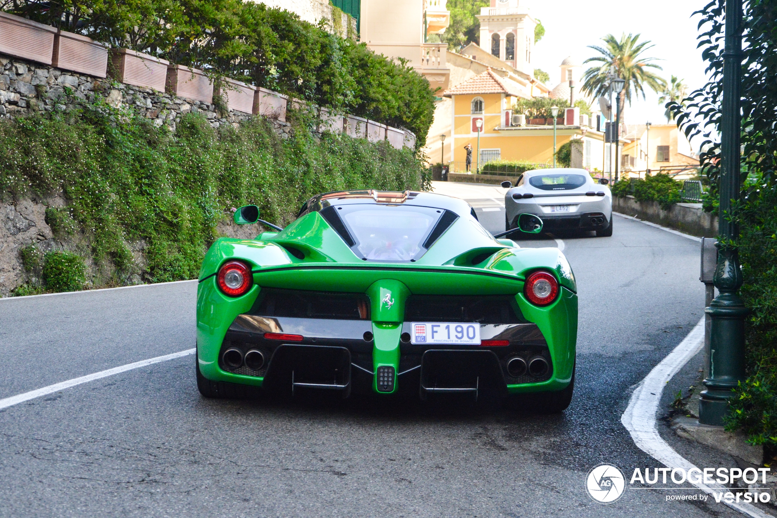 A Porsche pts Color on the LaFerrari