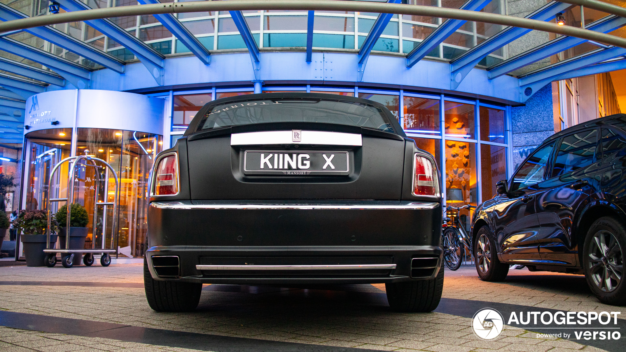Welke koning rijdt in deze Rolls-Royce?