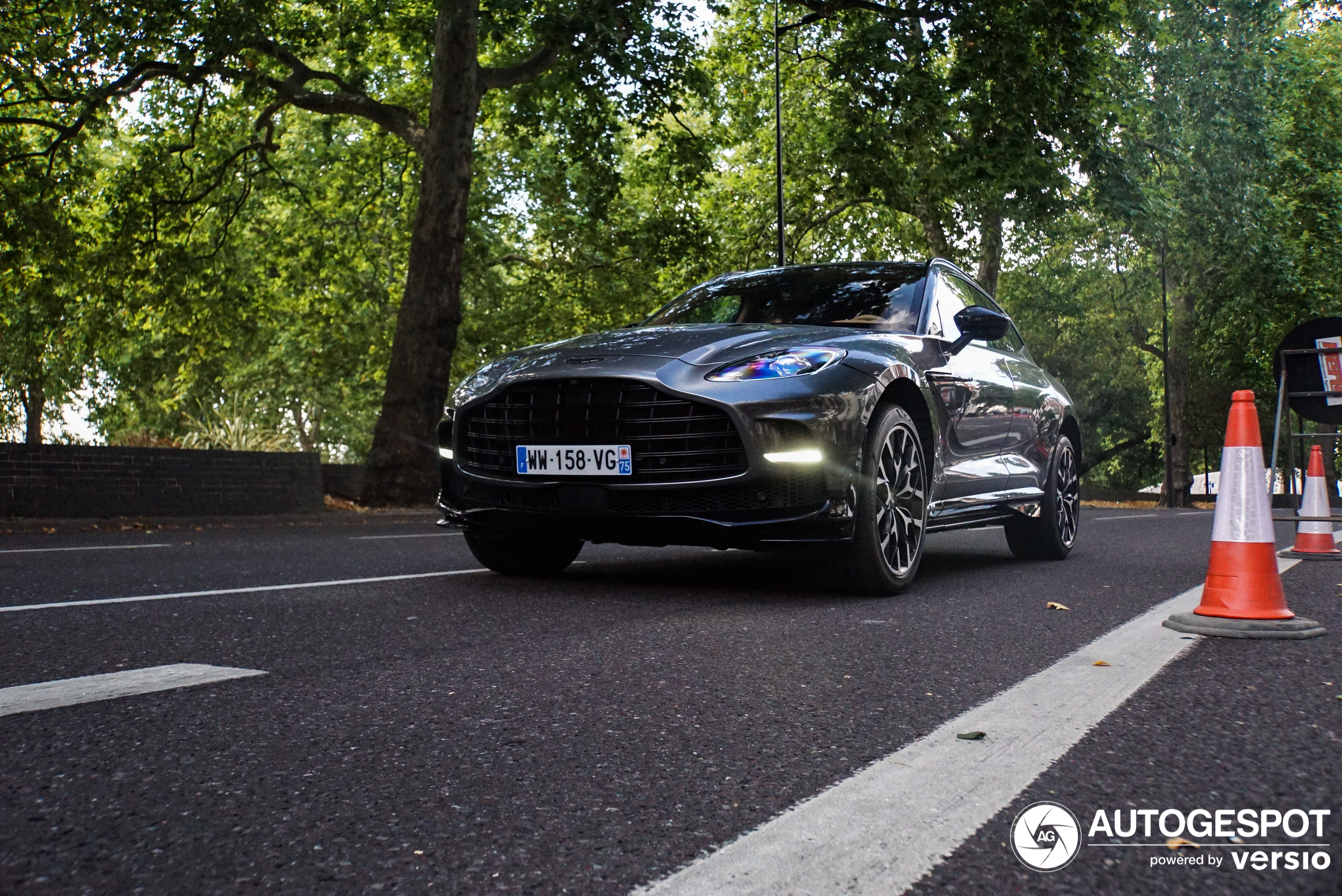 Aston Martin DBX707