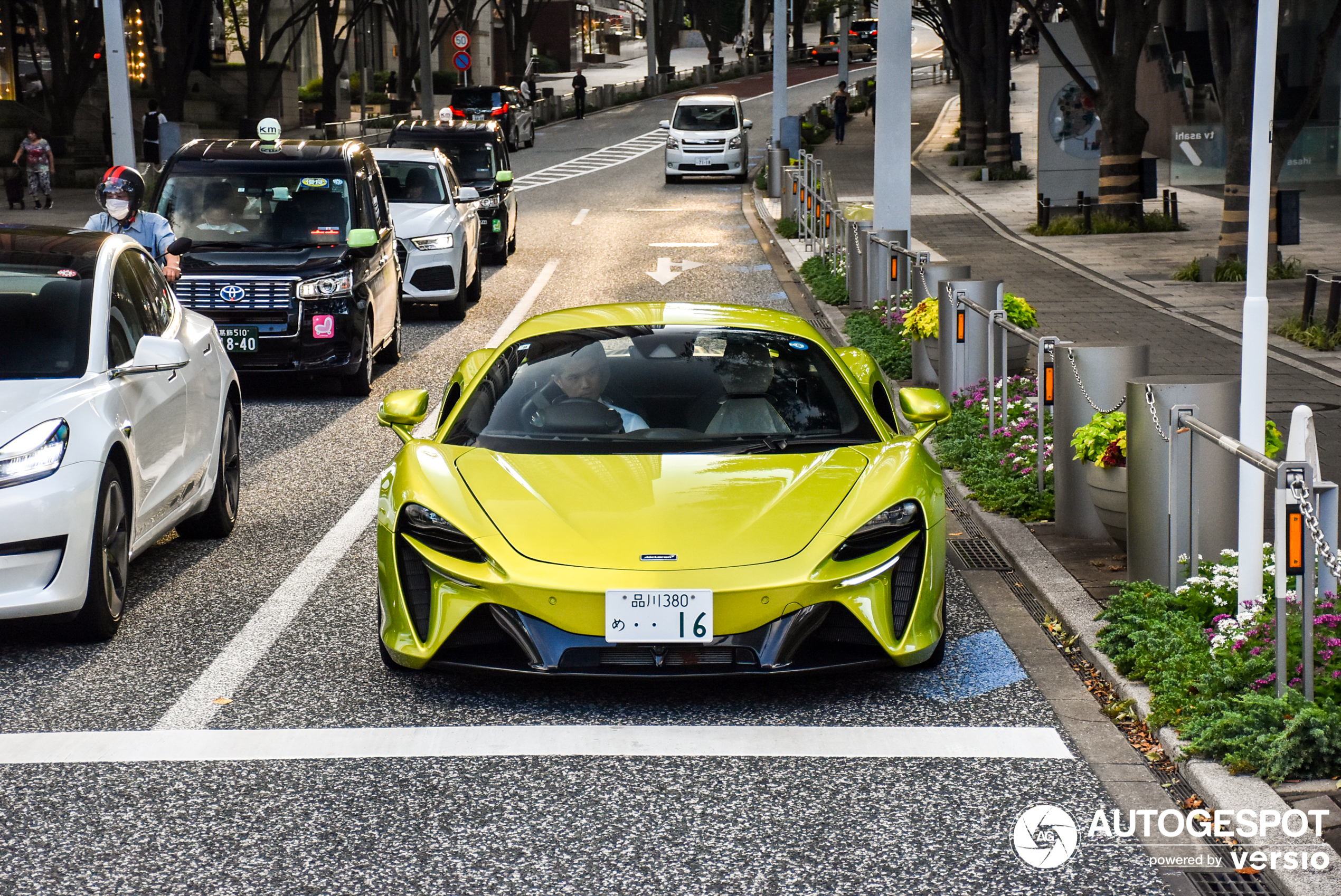 Ein atemberaubender Artura zeigt sich auf den Straßen von Tokyo