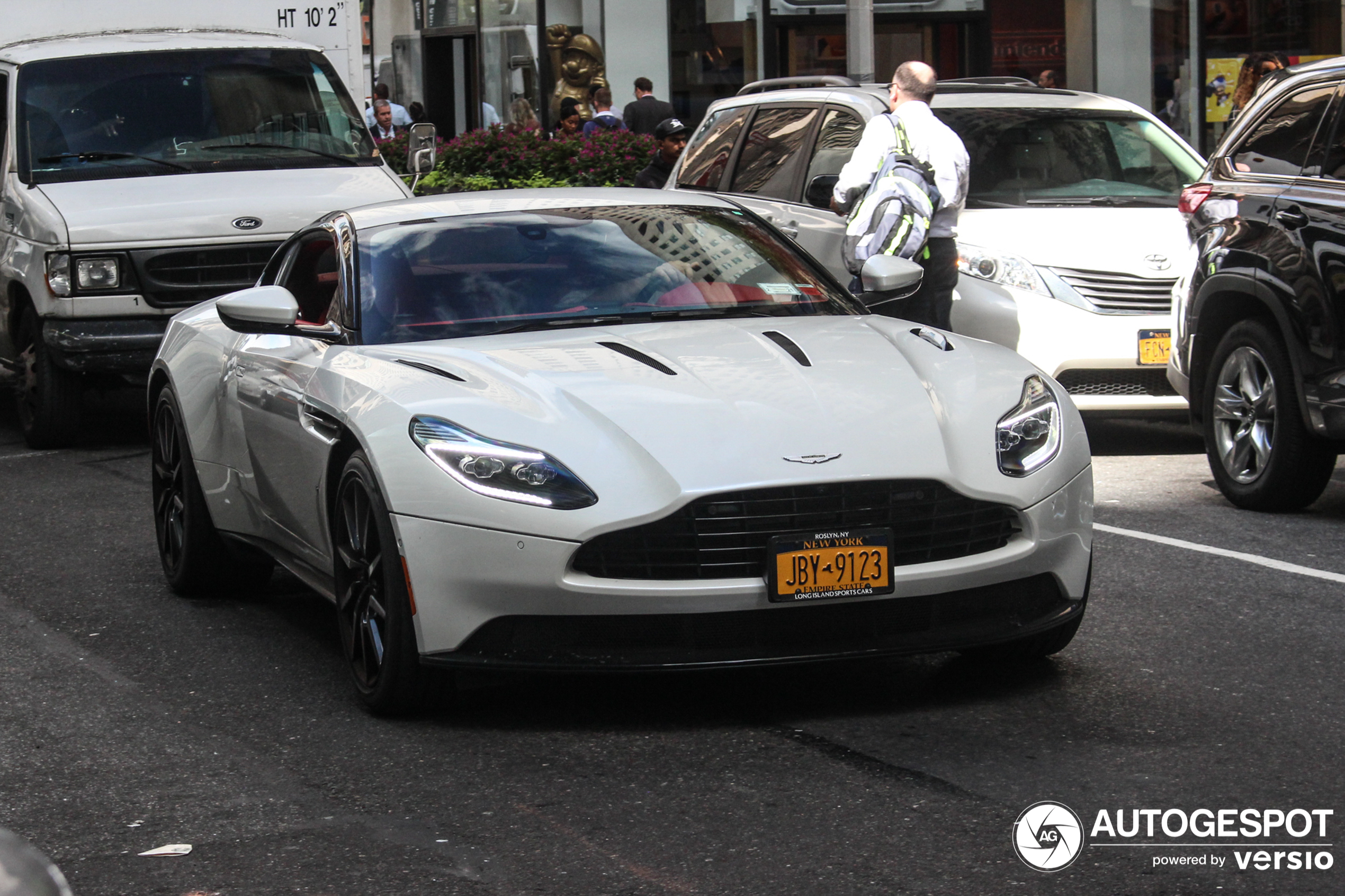 Aston Martin DB11