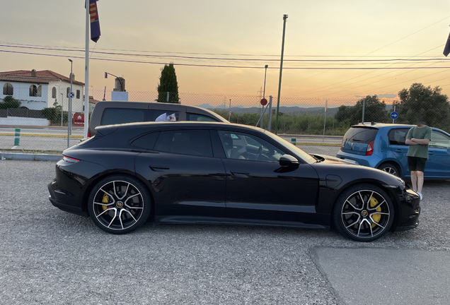 Porsche Taycan Turbo S Cross Turismo