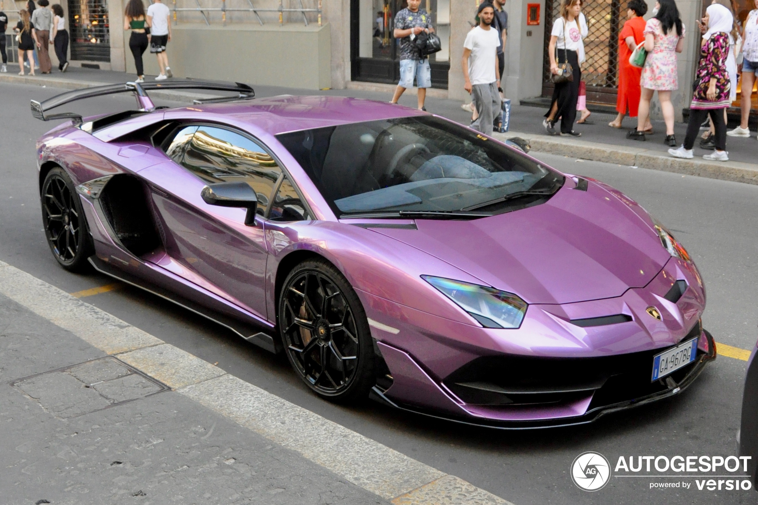 A Beautiful Aventador SVJ Emerges in Milan