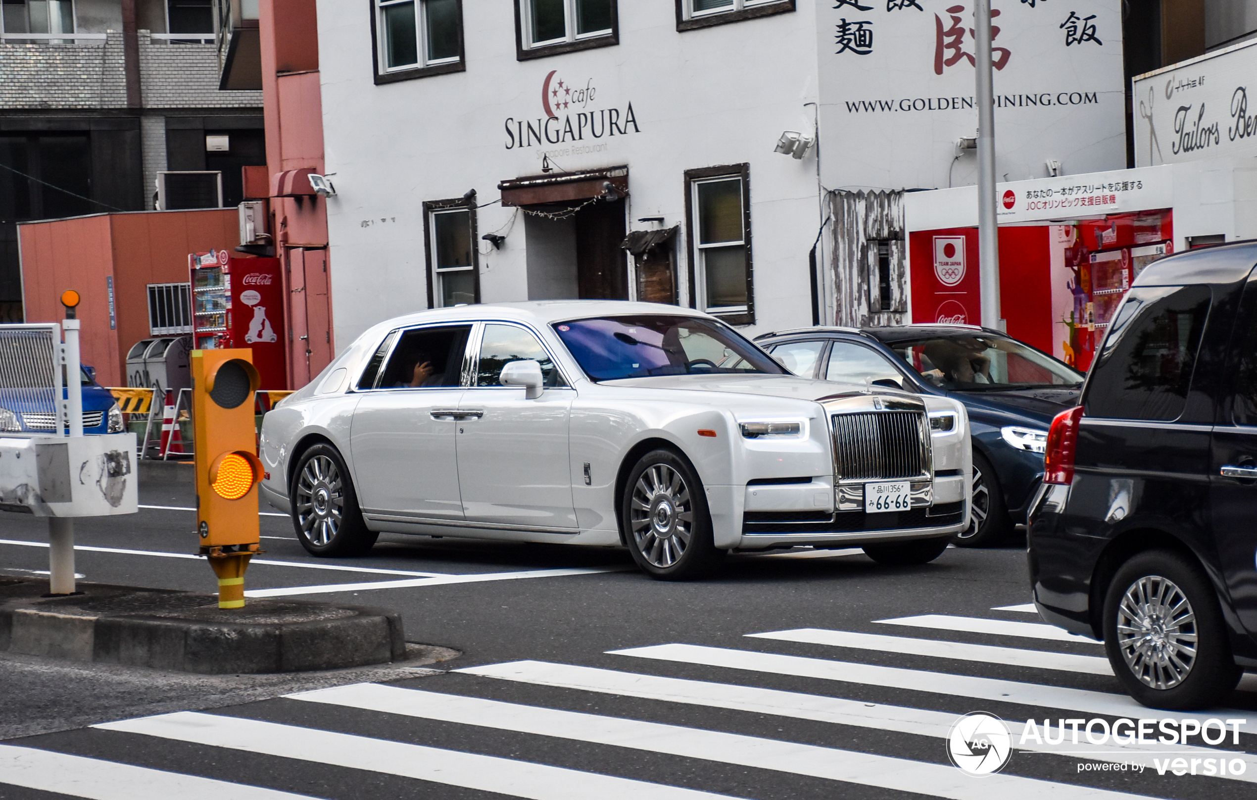 Der strahlend weiße Rolls-Royce Phantom zieht alle Blicke auf sich.