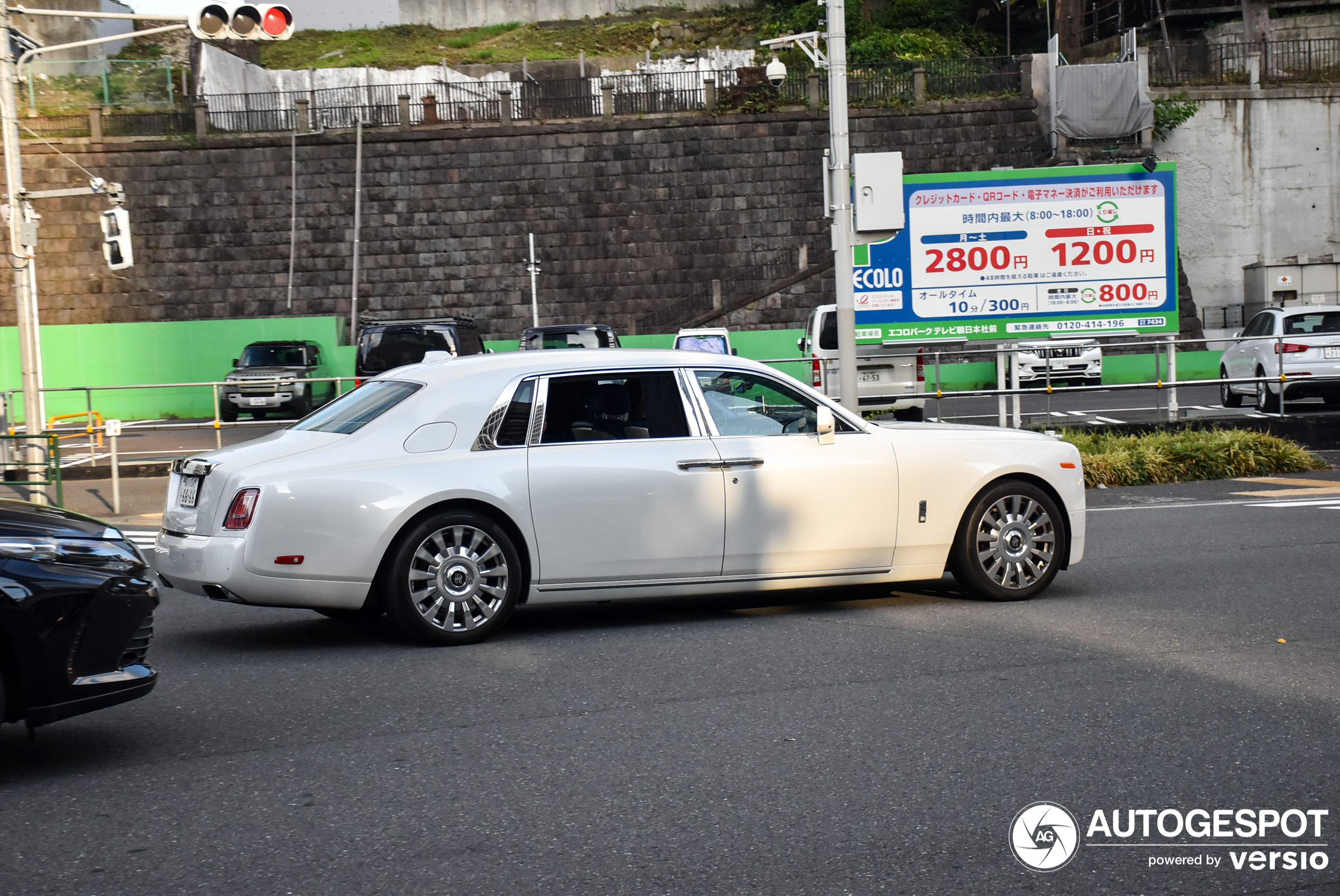 Der strahlend weiße Rolls-Royce Phantom zieht alle Blicke auf sich.
