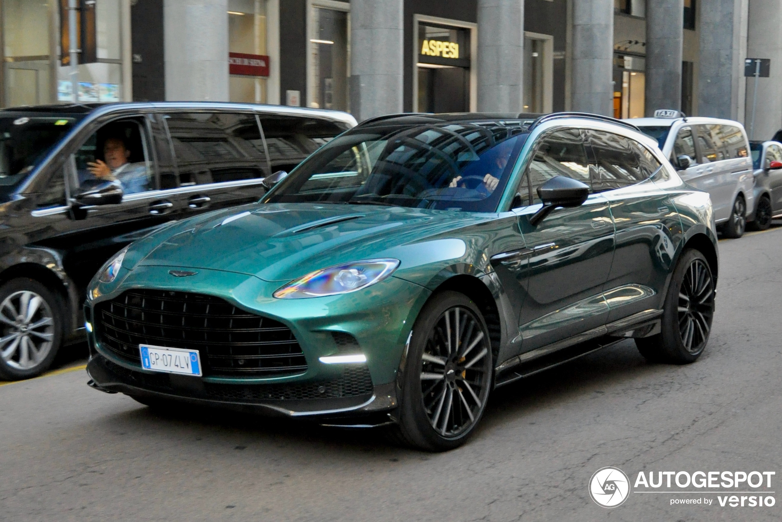 Aston Martin DBX707