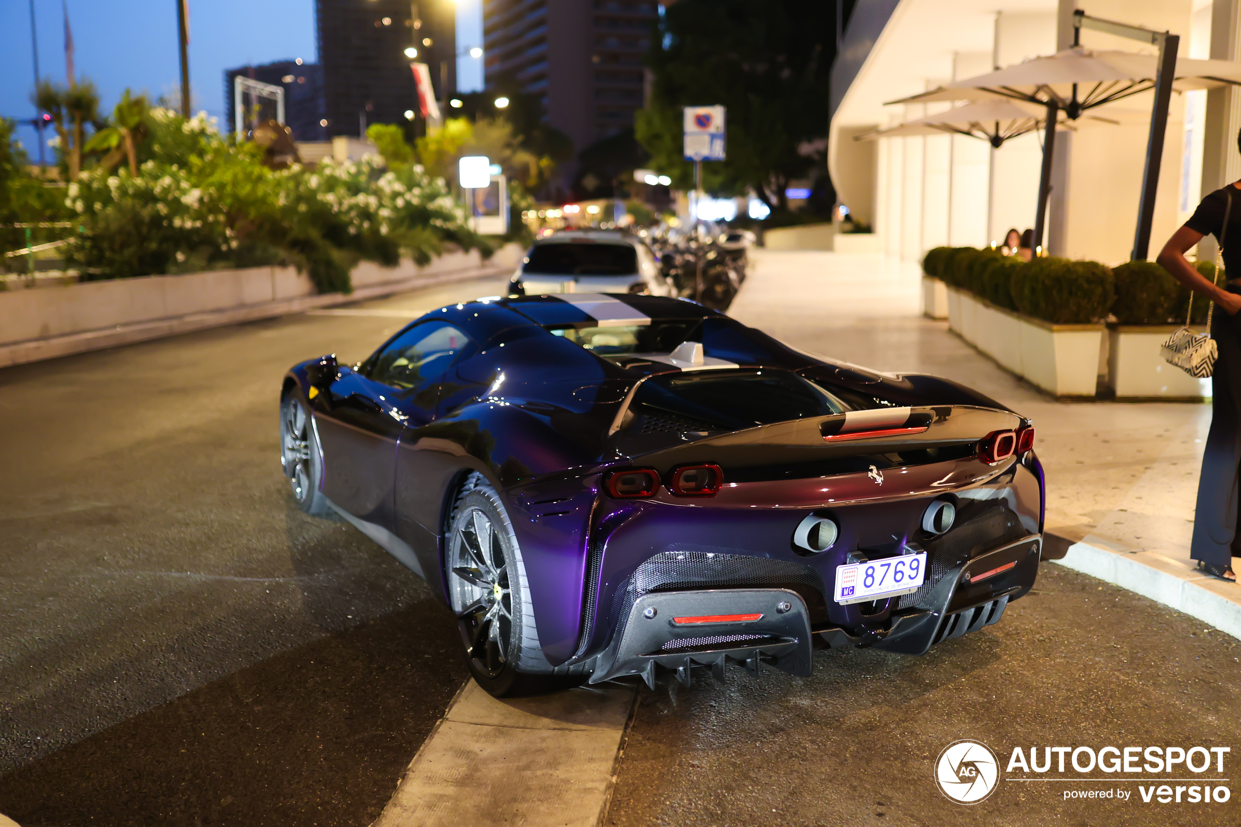 Der faszinierende violette SF90 Spider zeigt sich erneut in Monaco.