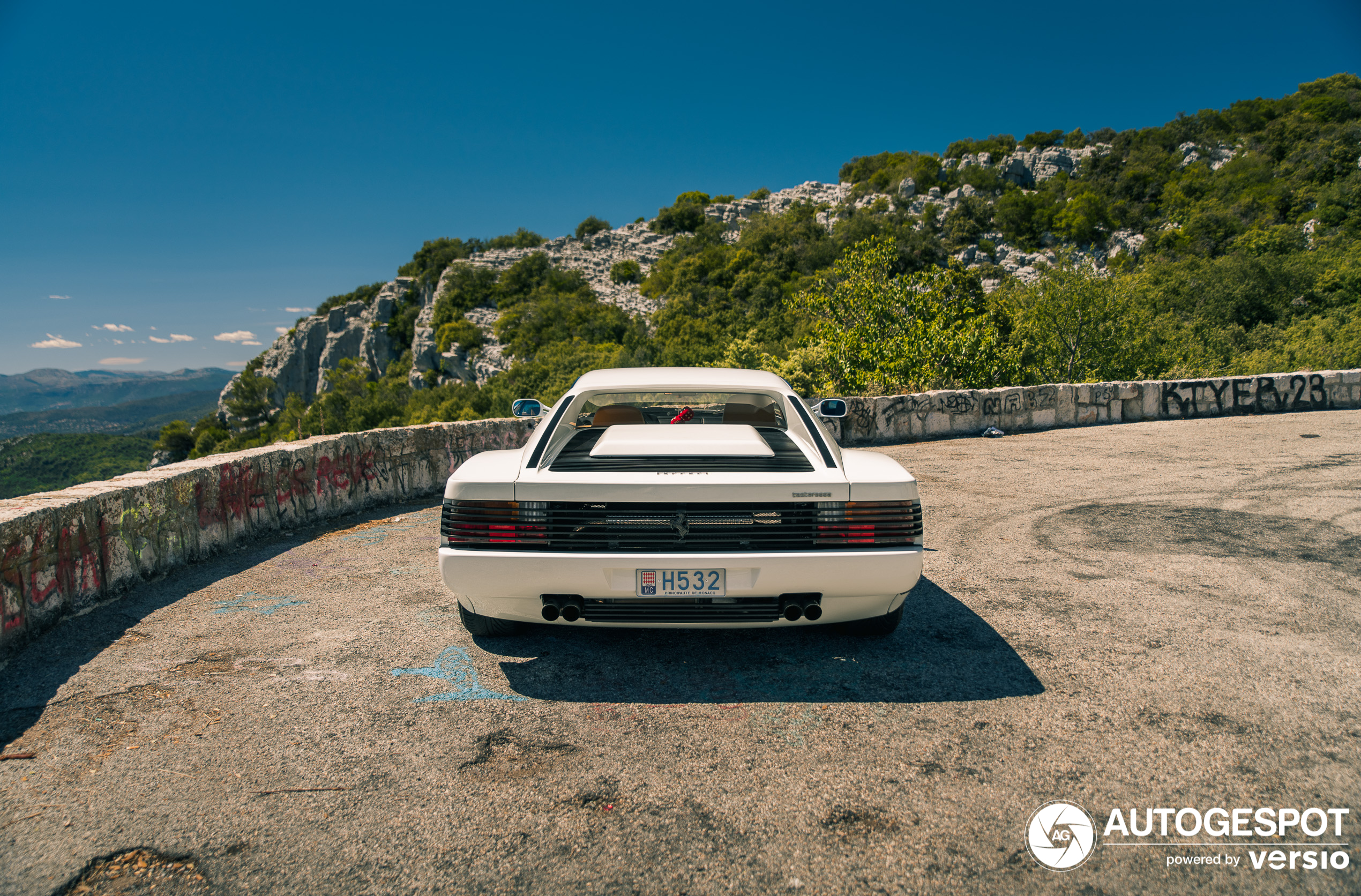 In den Bergen Südfrankreichs wird ein weißer Testarossa fotografiert.