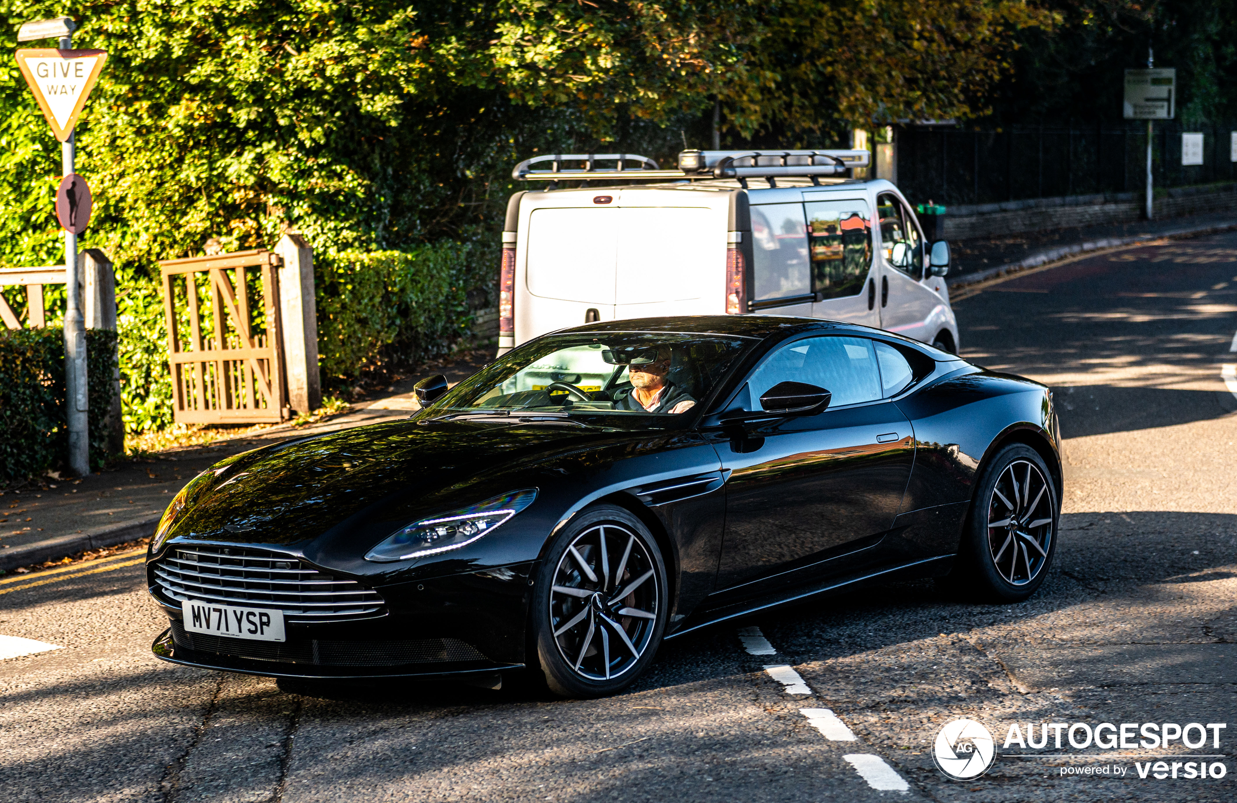 Aston Martin DB11 V8