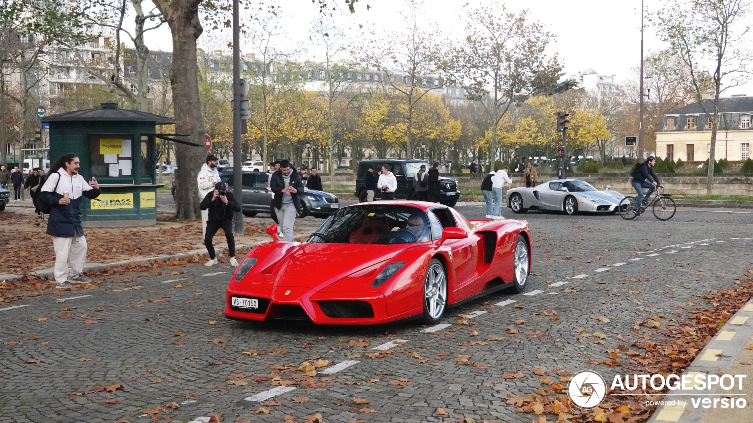 Parijs verrast wederom met heerlijke combo van Ferrari Enzo's
