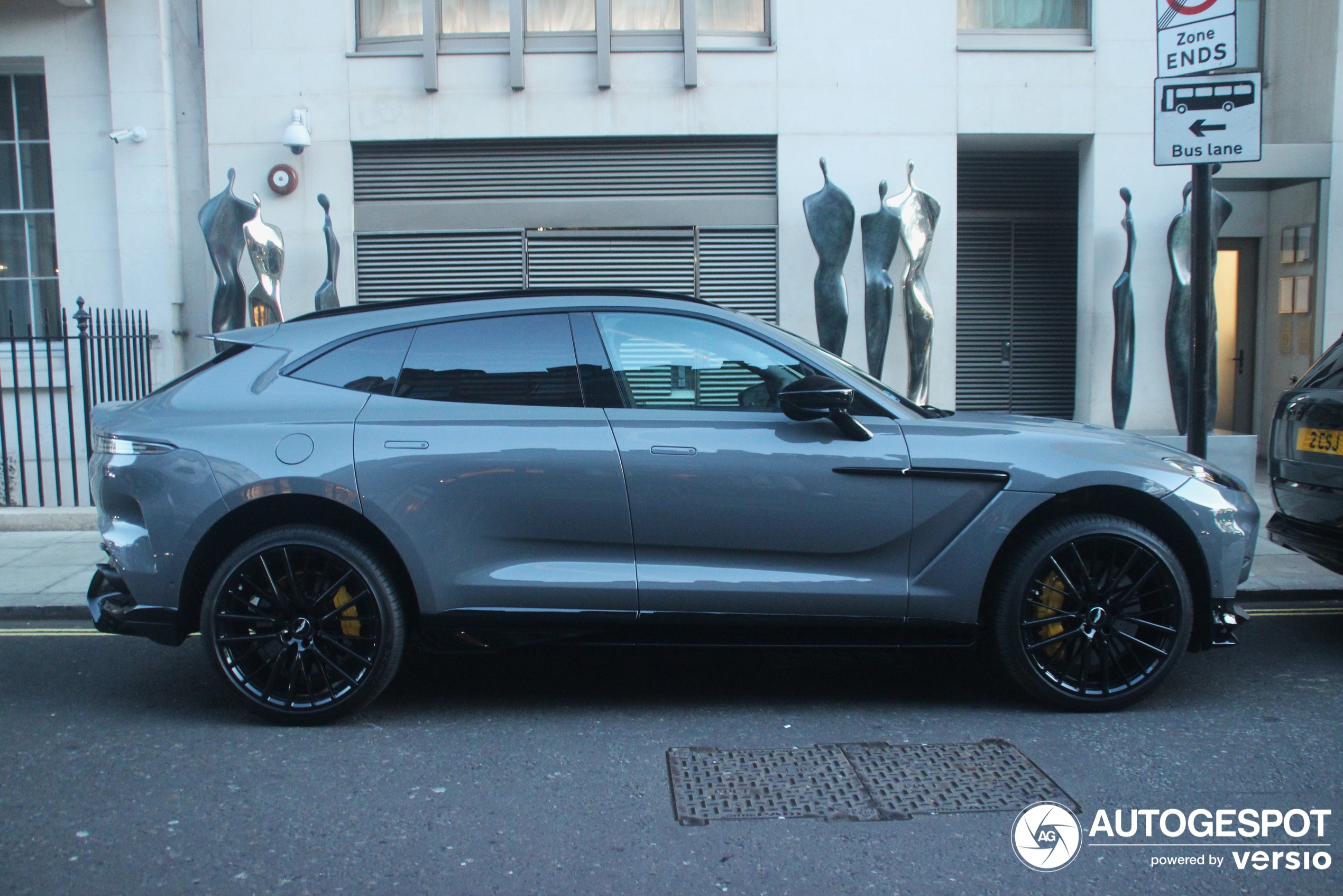 Aston Martin DBX707