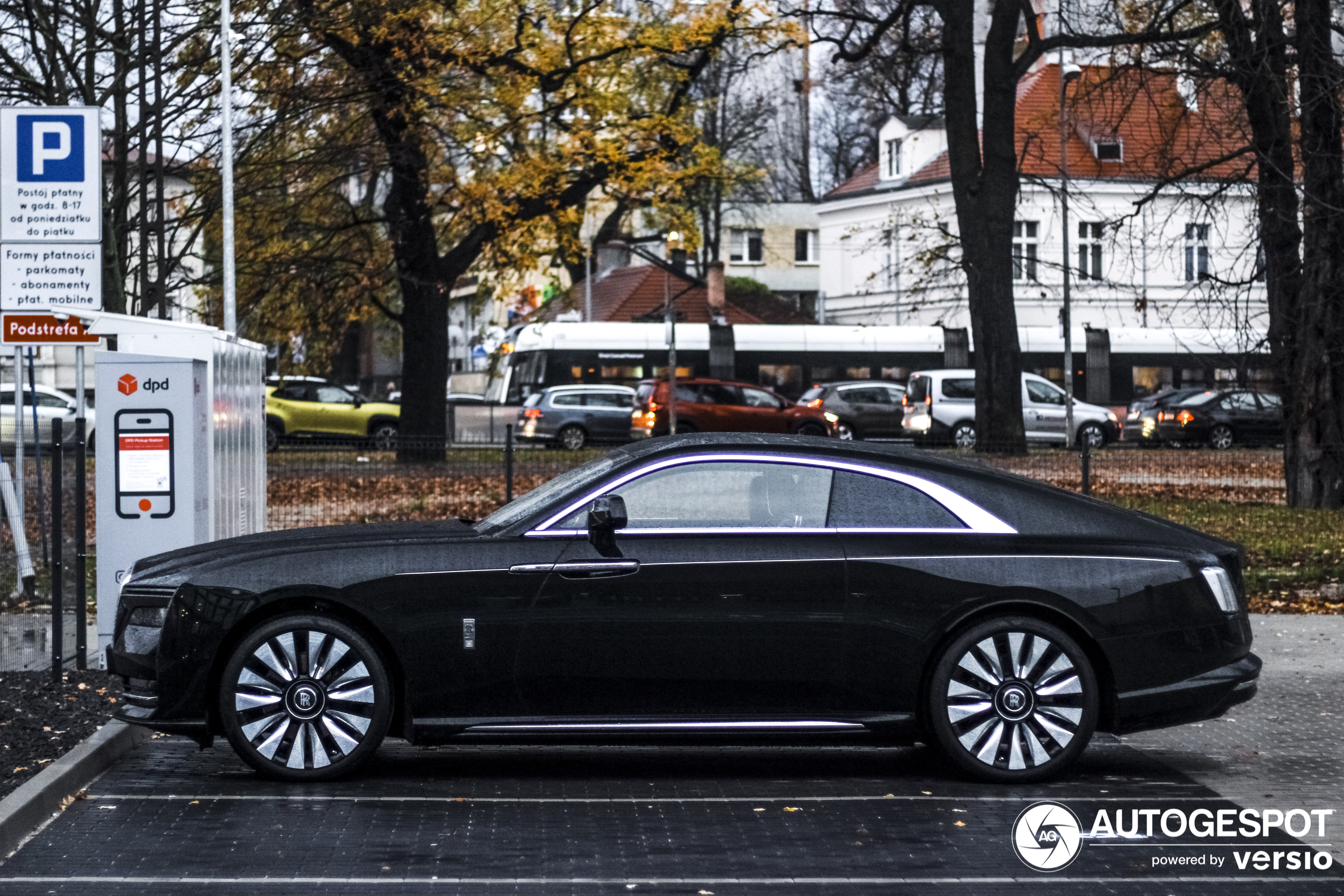 Der brandneue Rolls-Royce Spectre, komplett in Schwarz gehüllt