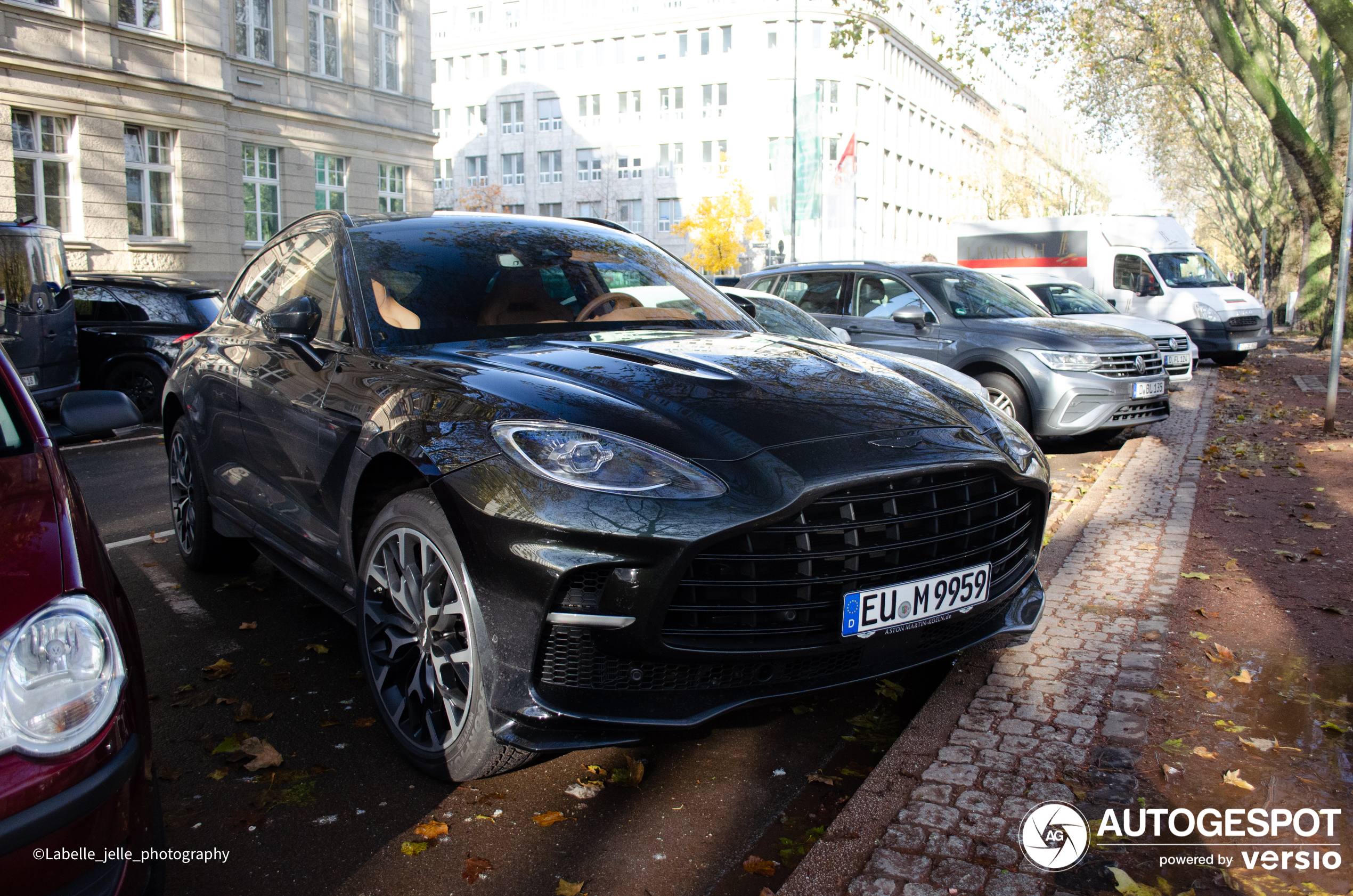 Aston Martin DBX707