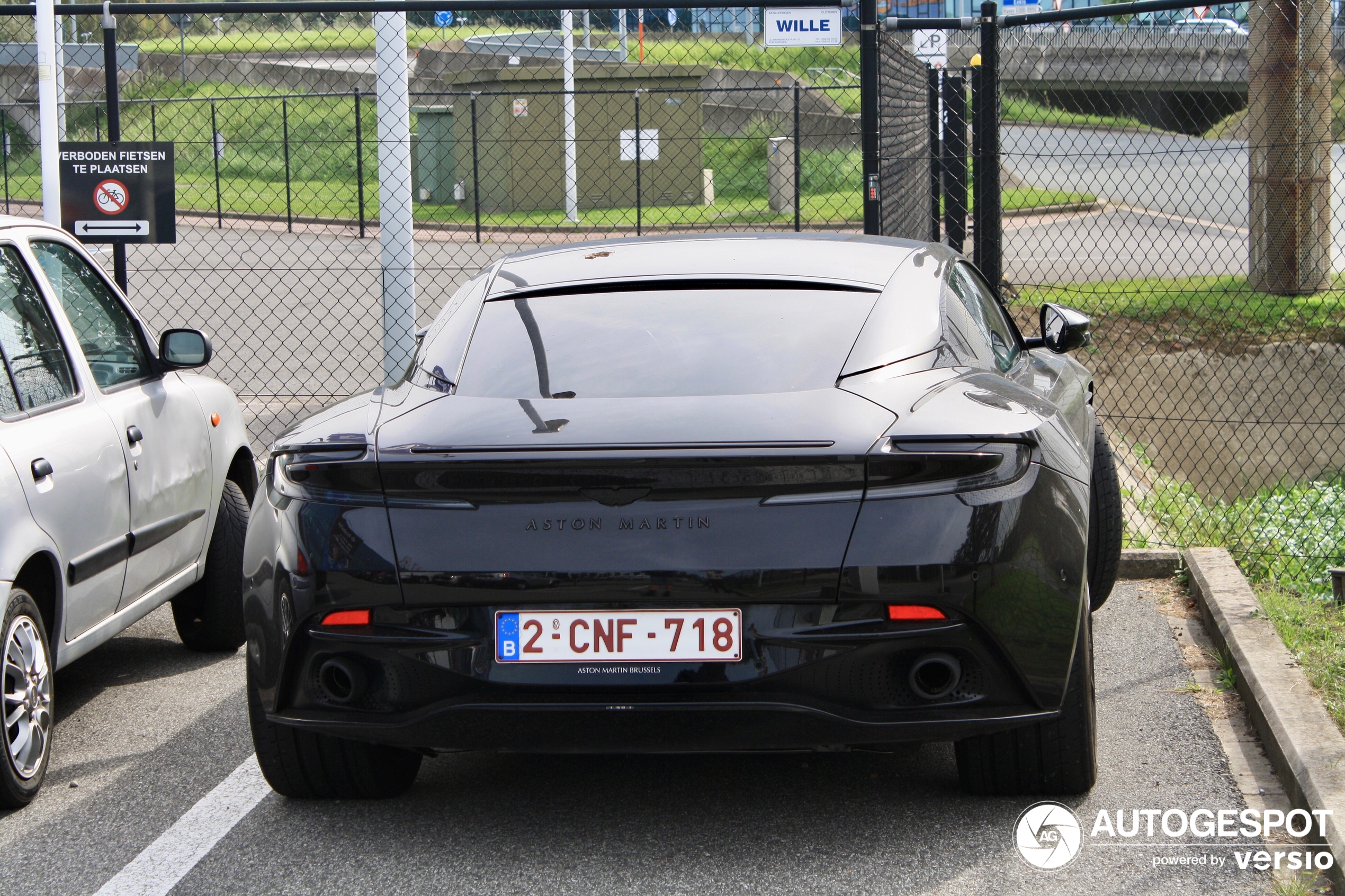 Aston Martin DB11 V8