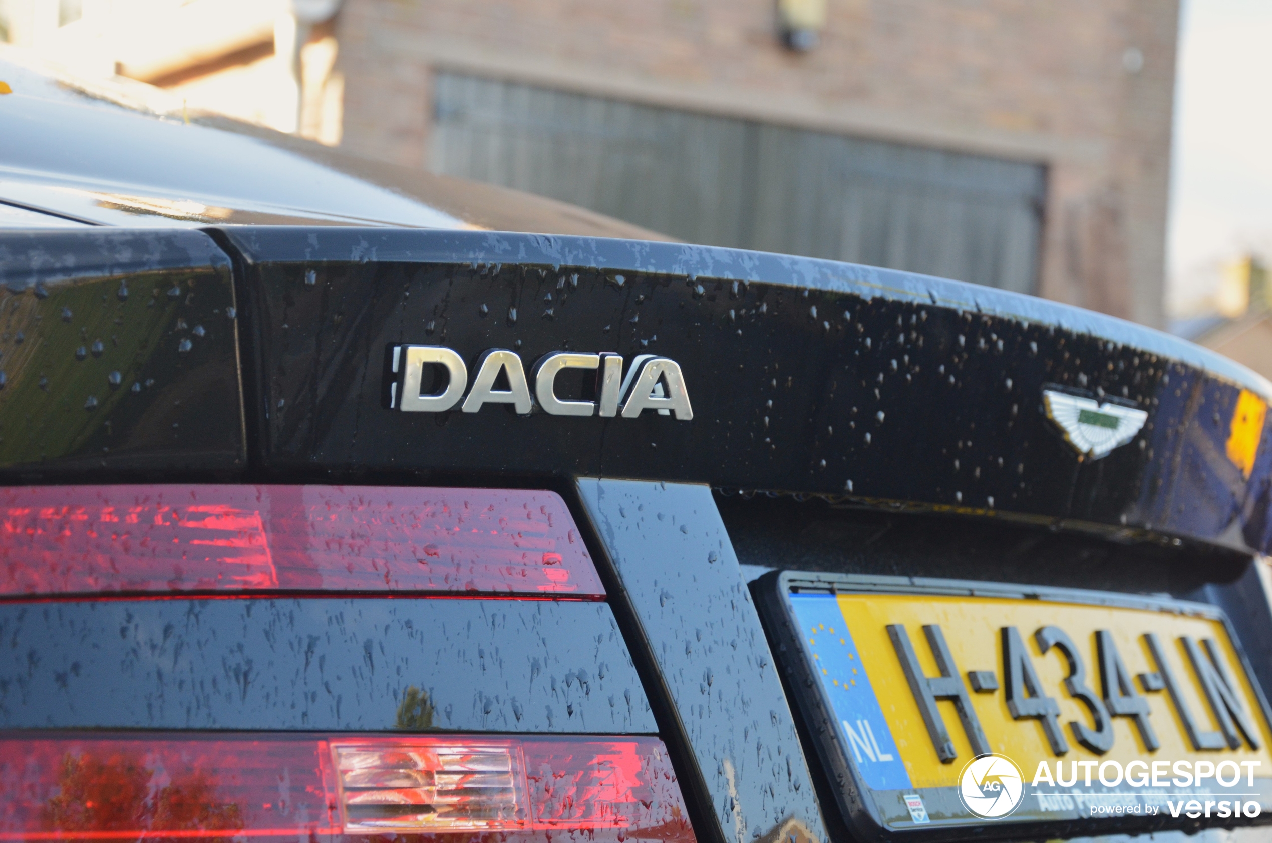 Betrachten wir hier ein faszinierendes Kooperationsprojekt zwischen Aston Martin und Dacia.