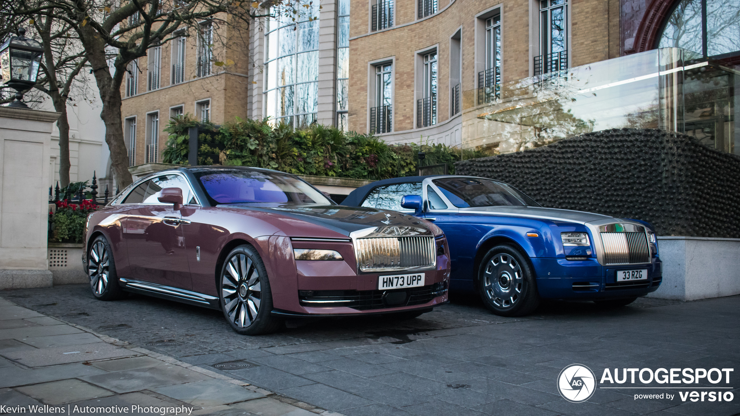 Ein Rolls-Royce aus vergangenen Zeiten und einer aus der neuen Generation