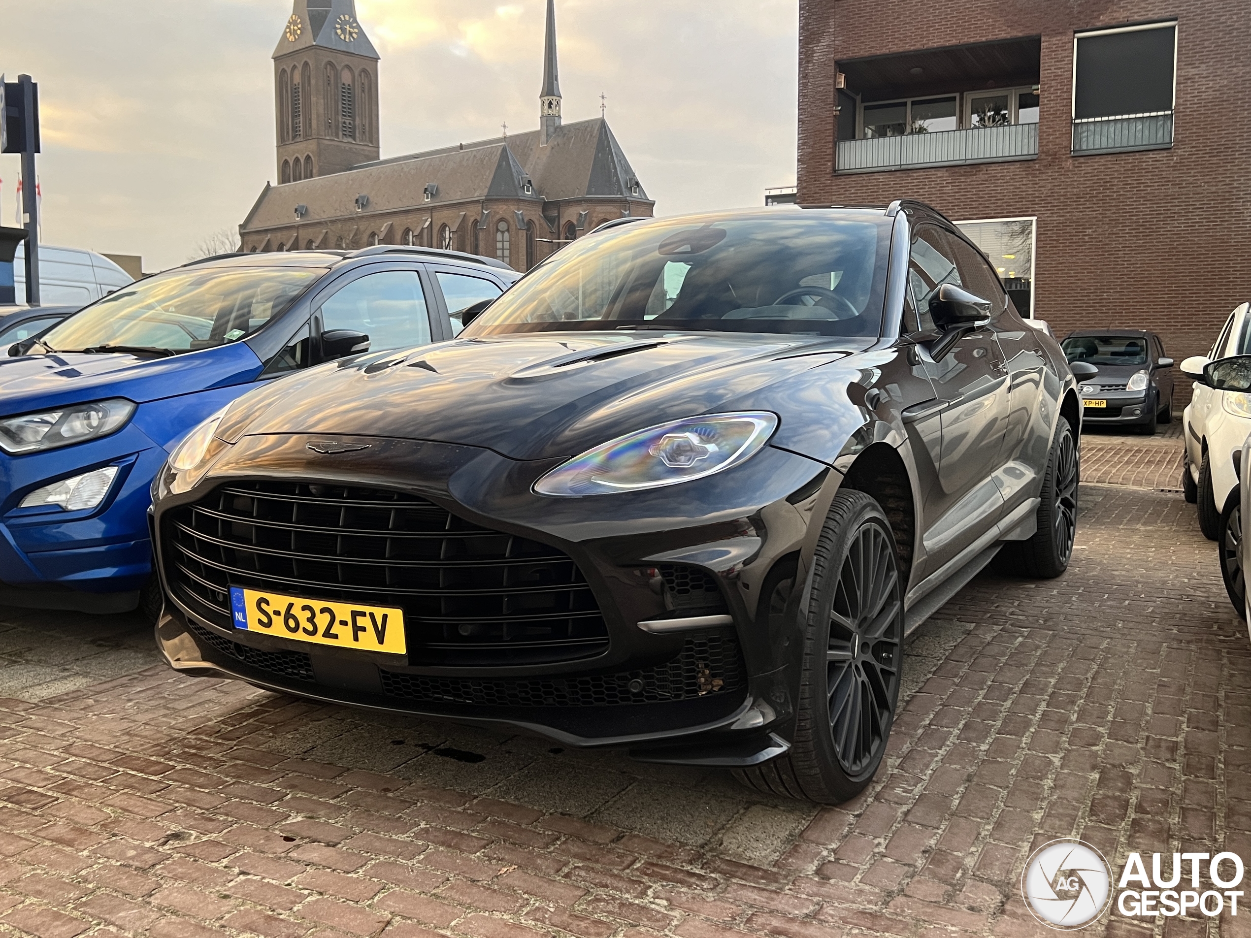 Aston Martin DBX707