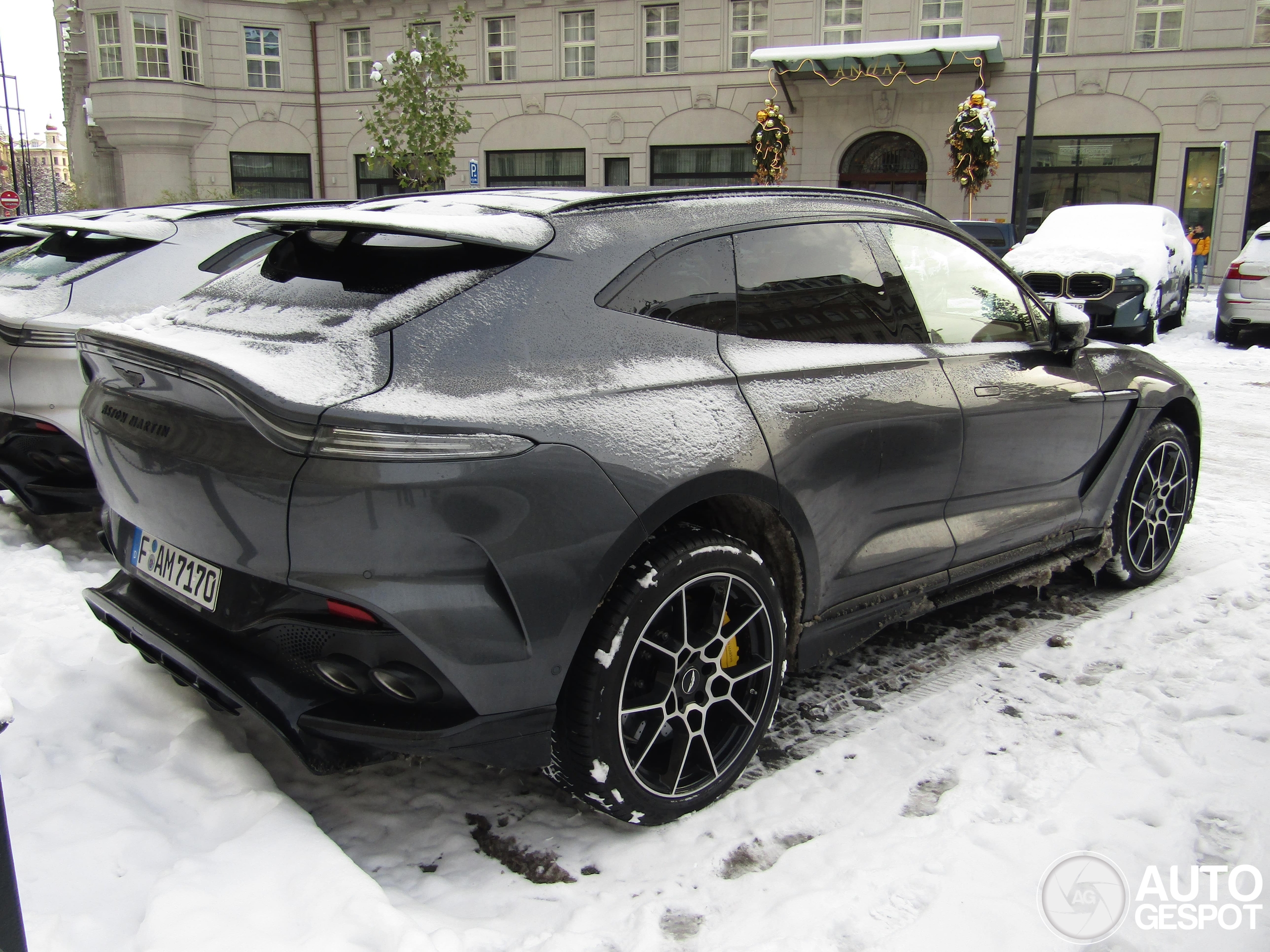 Aston Martin DBX707 is Praags sneeuwmobiel