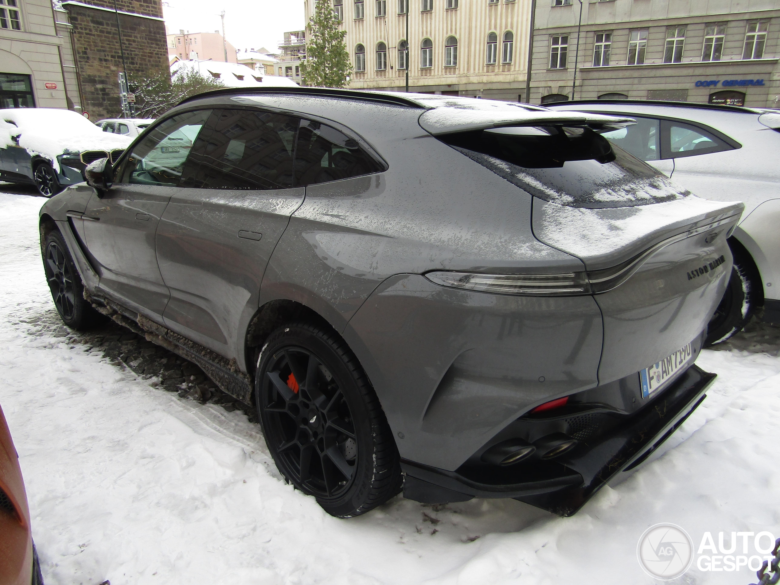 Aston Martin DBX707 is Praags sneeuwmobiel