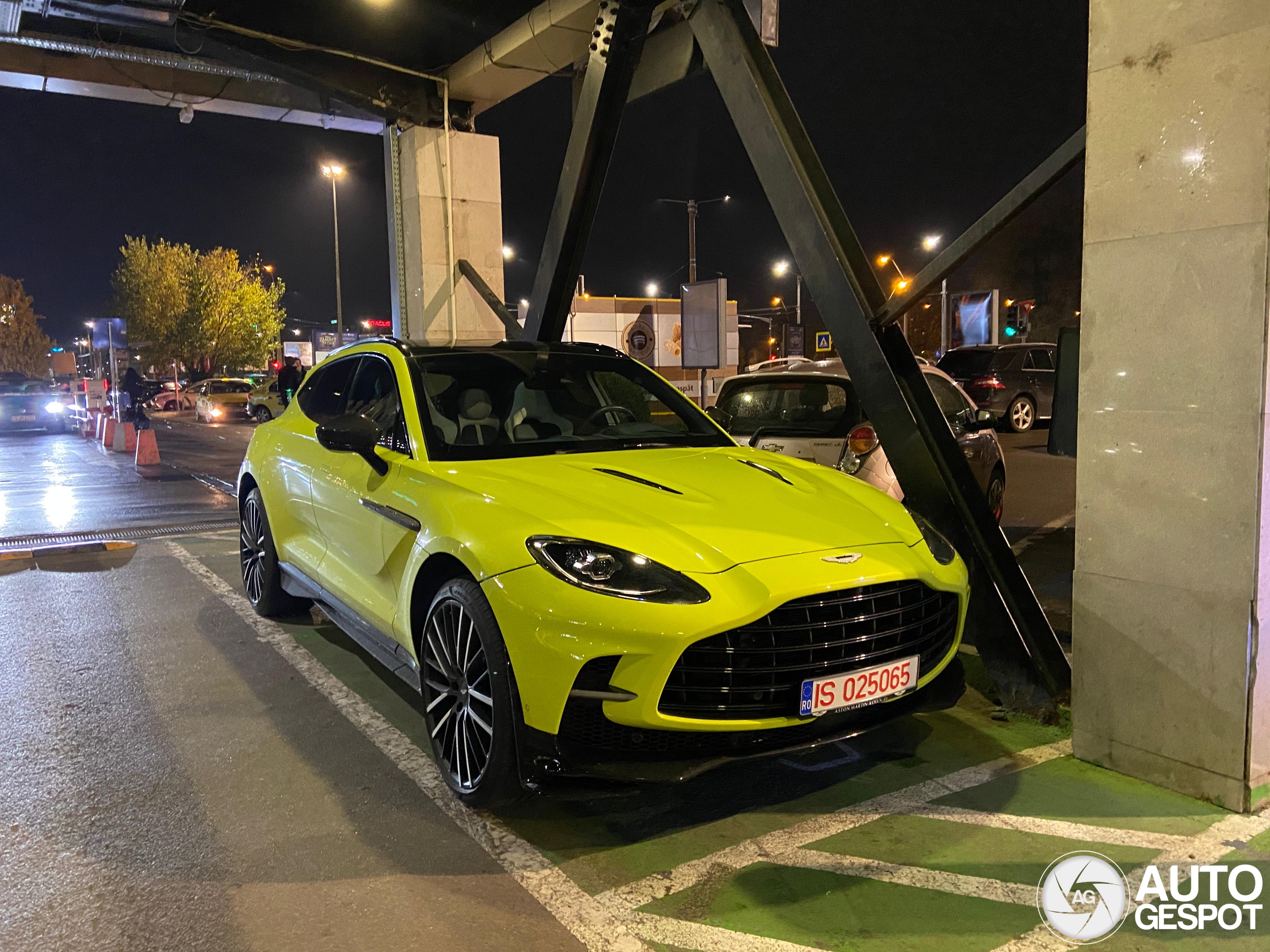 Aston Martin DBX707