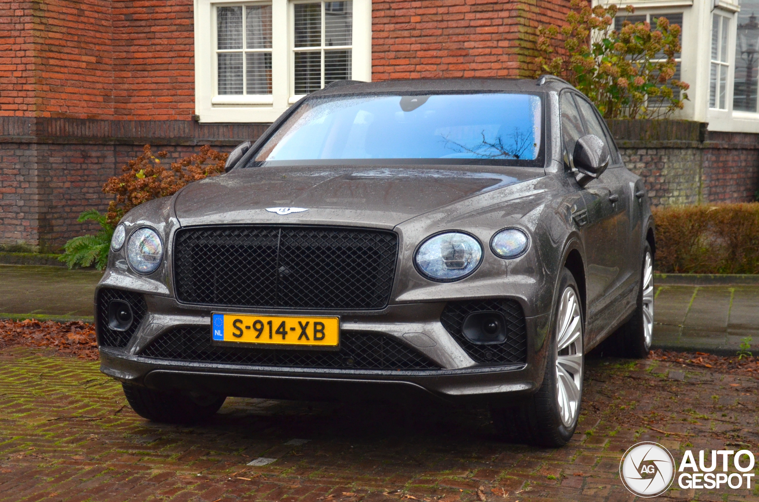 Bentley Bentayga Hybrid Azure