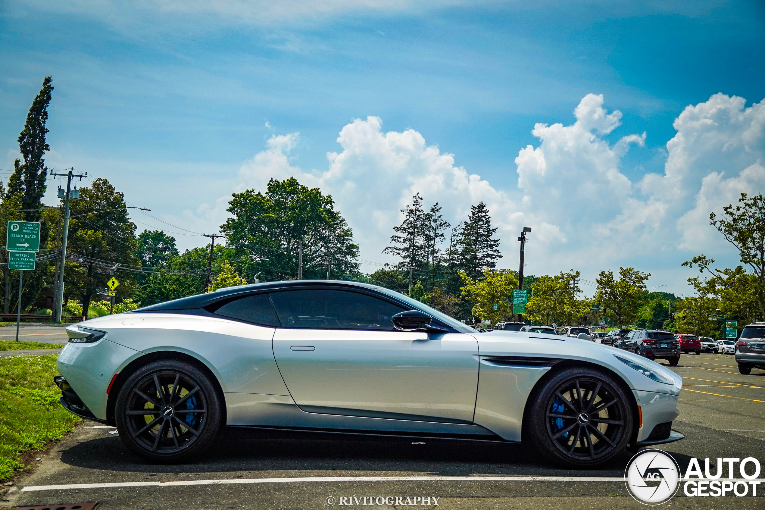 Aston Martin DB11 AMR