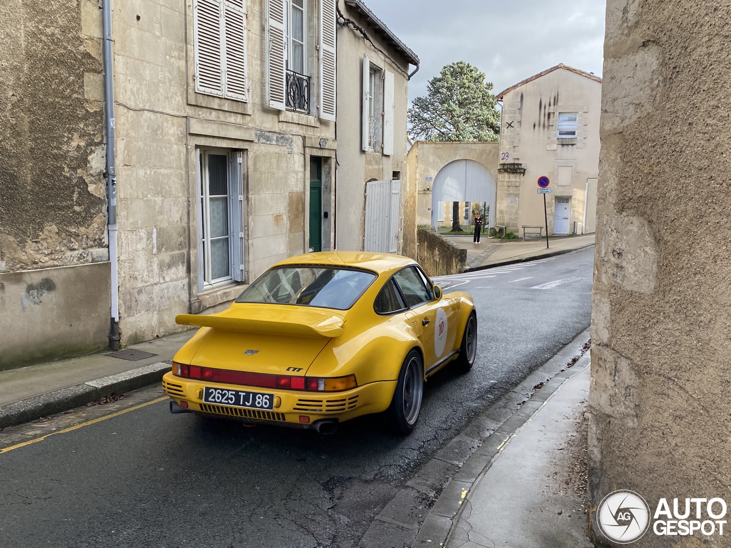 A Jewel of the 80s: The RUF 930 CTR "Yellowbird"