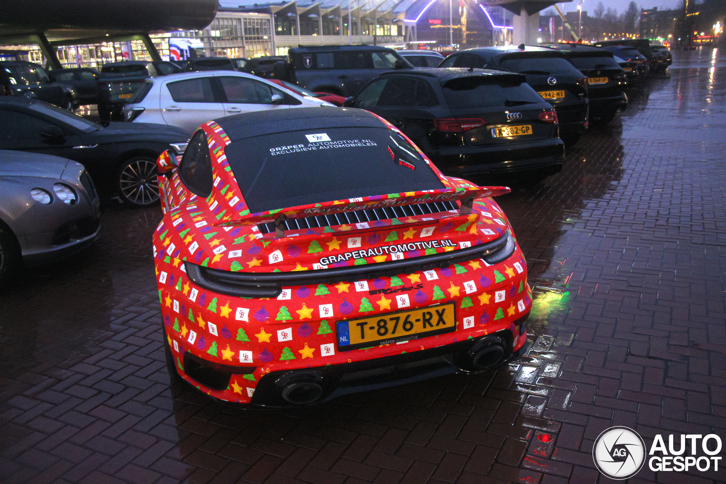 De kerstman rijdt dit jaar een Porsche 992 Turbo S