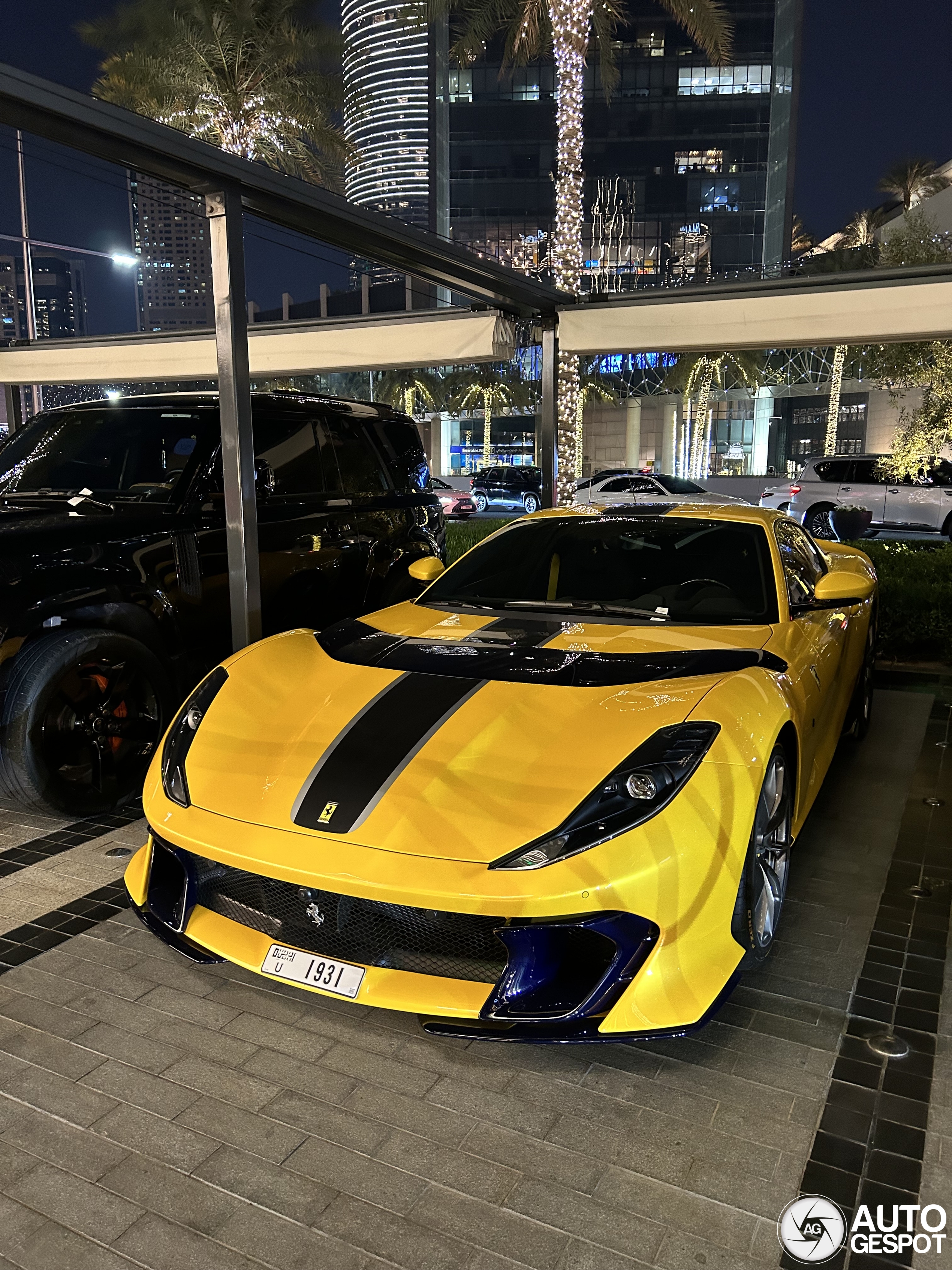 Dubai brengt een gele Ferrari 812 Competizione
