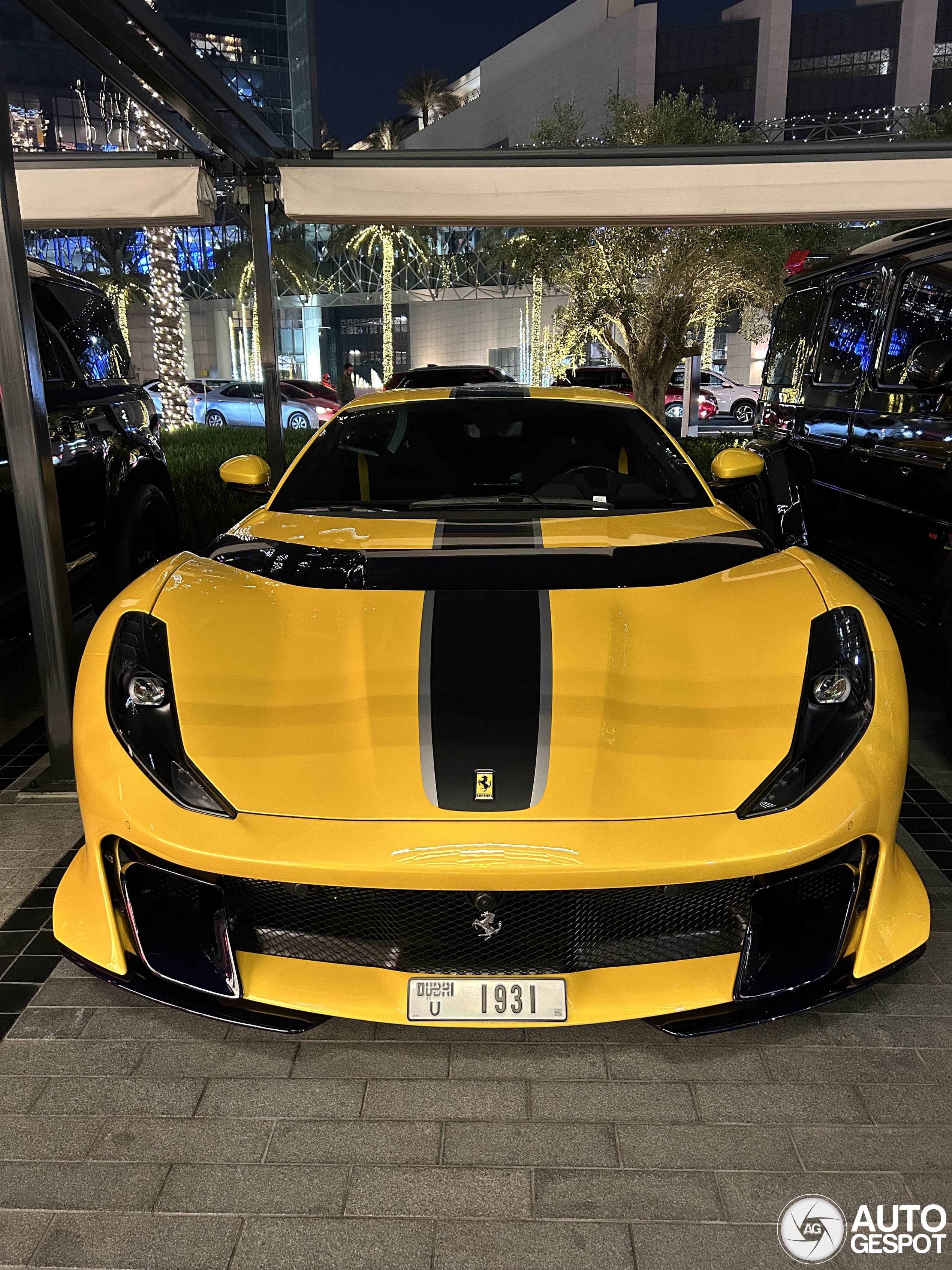 Dubai brengt een gele Ferrari 812 Competizione