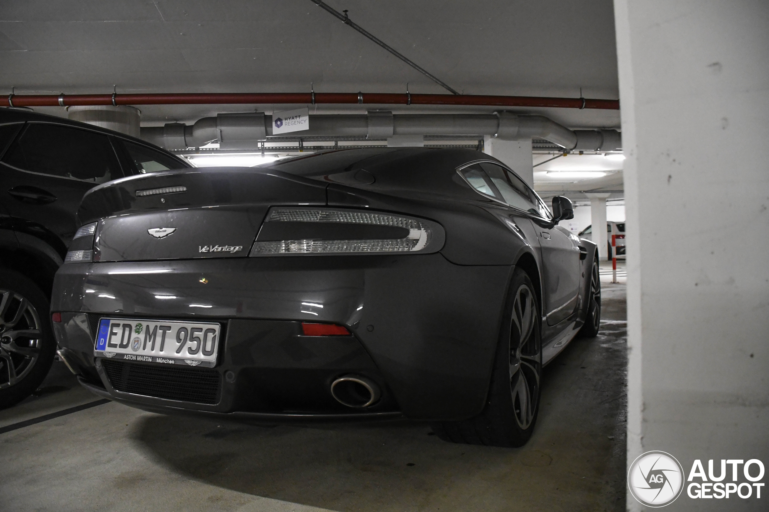 Aston Martin V12 Vantage