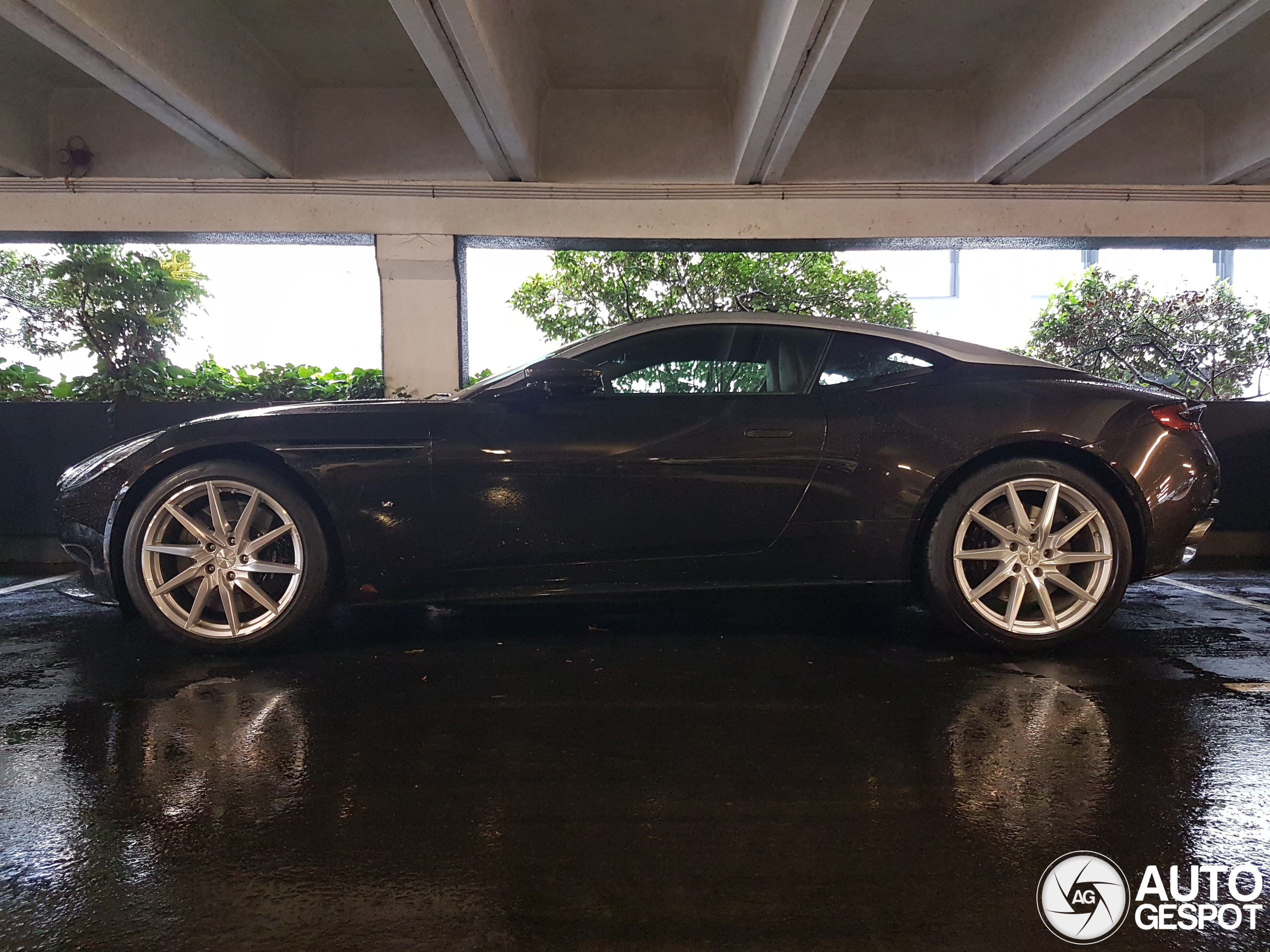 Aston Martin DB11