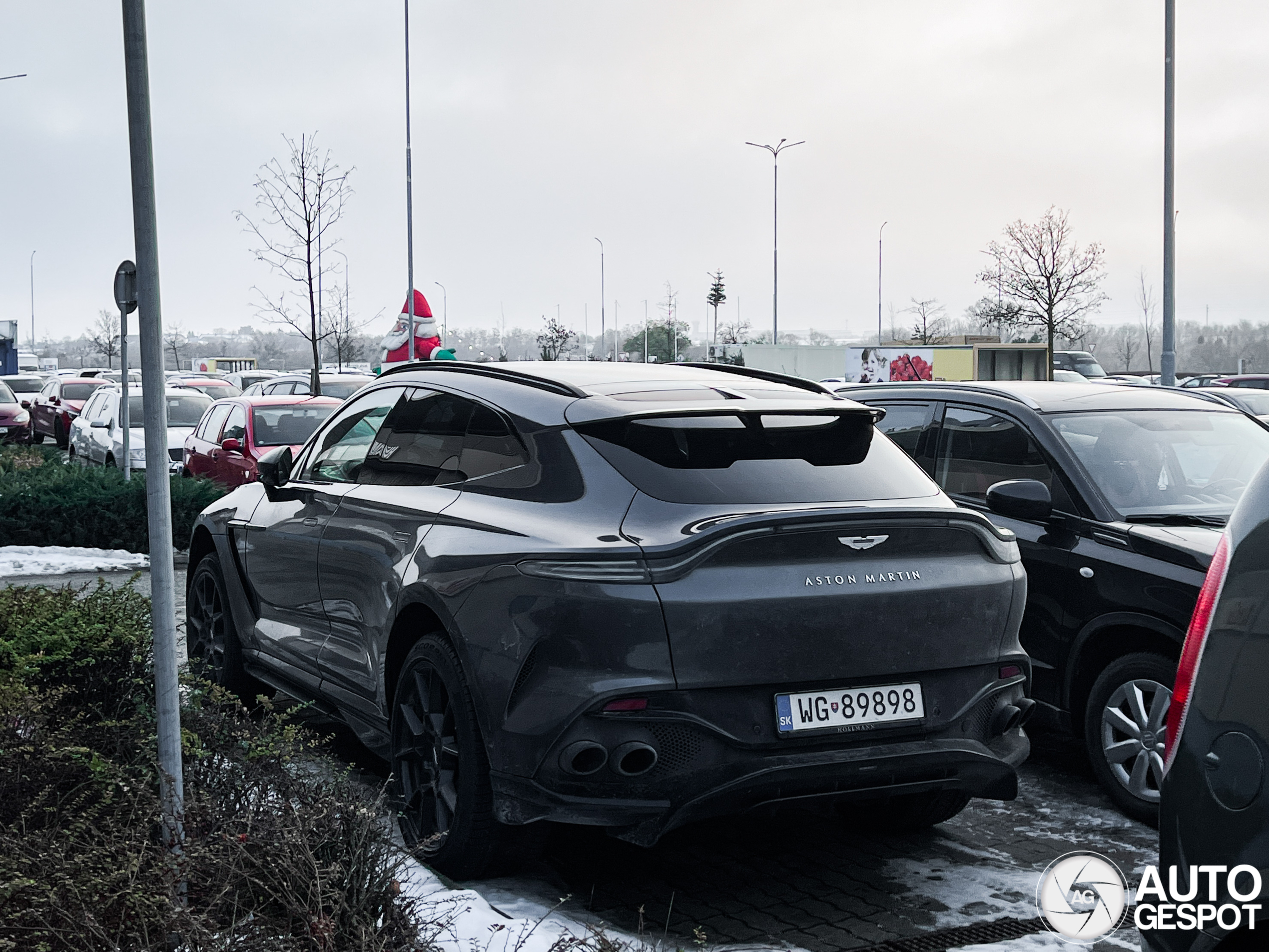 Aston Martin DBX707