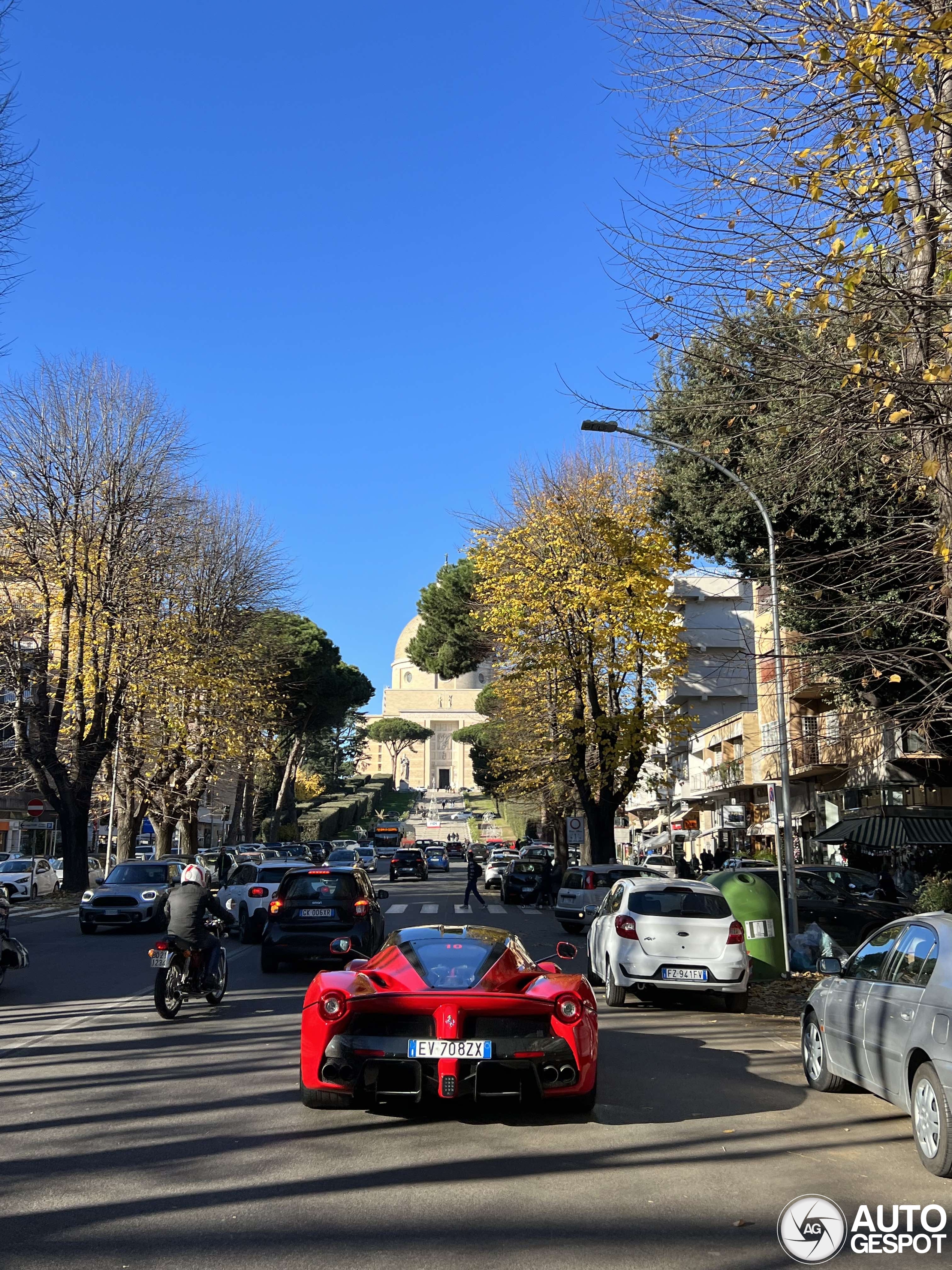 Das ist der allererste Ferrari LaFerrari in Rom.