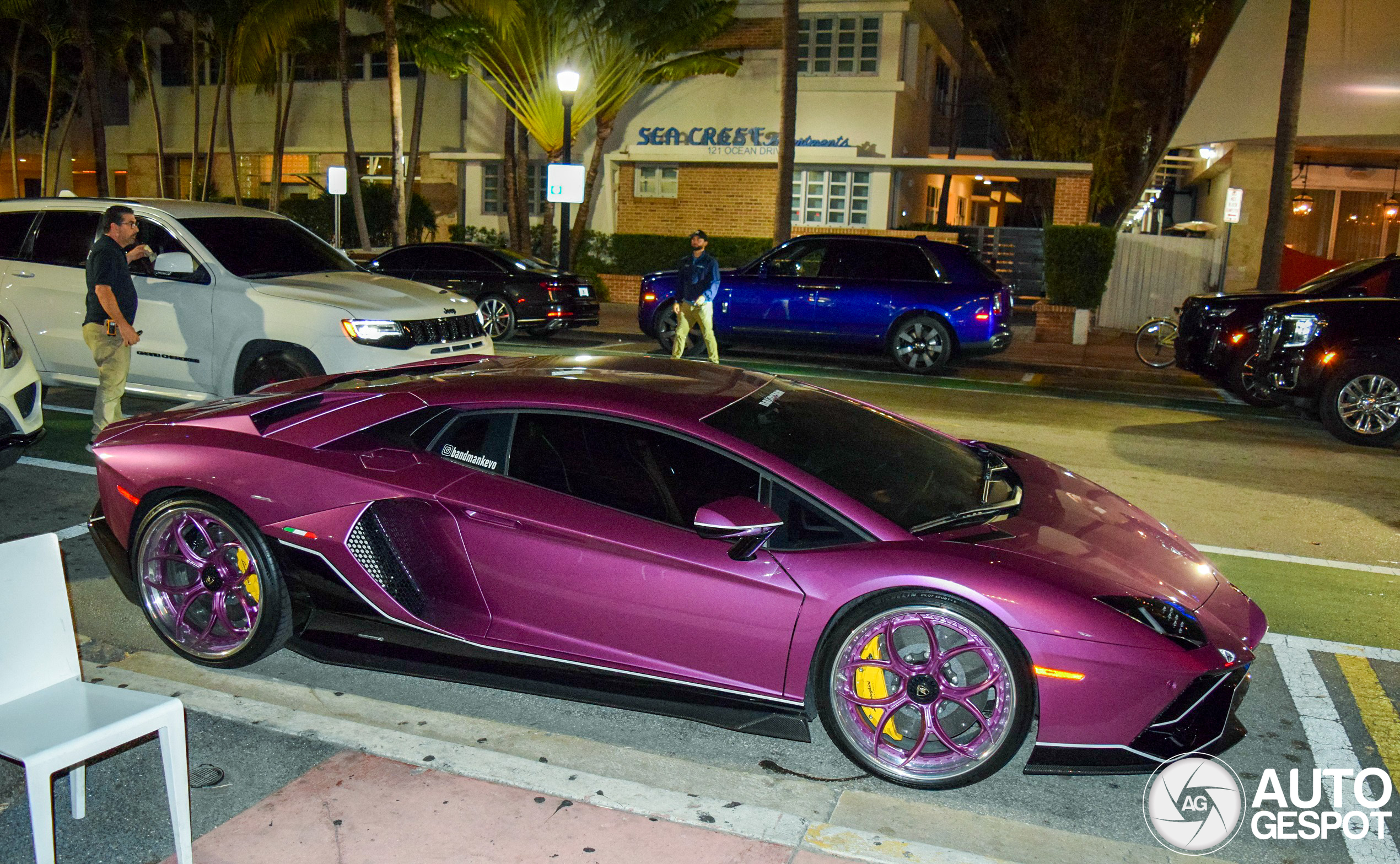 Amerikanischer Künstler fährt einen rosafarbenen Lamborghini